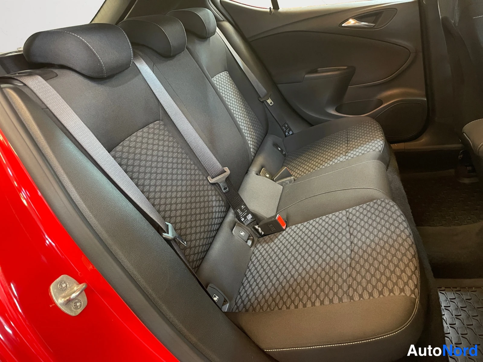 Punainen Opel Astra 2019, kuva 19