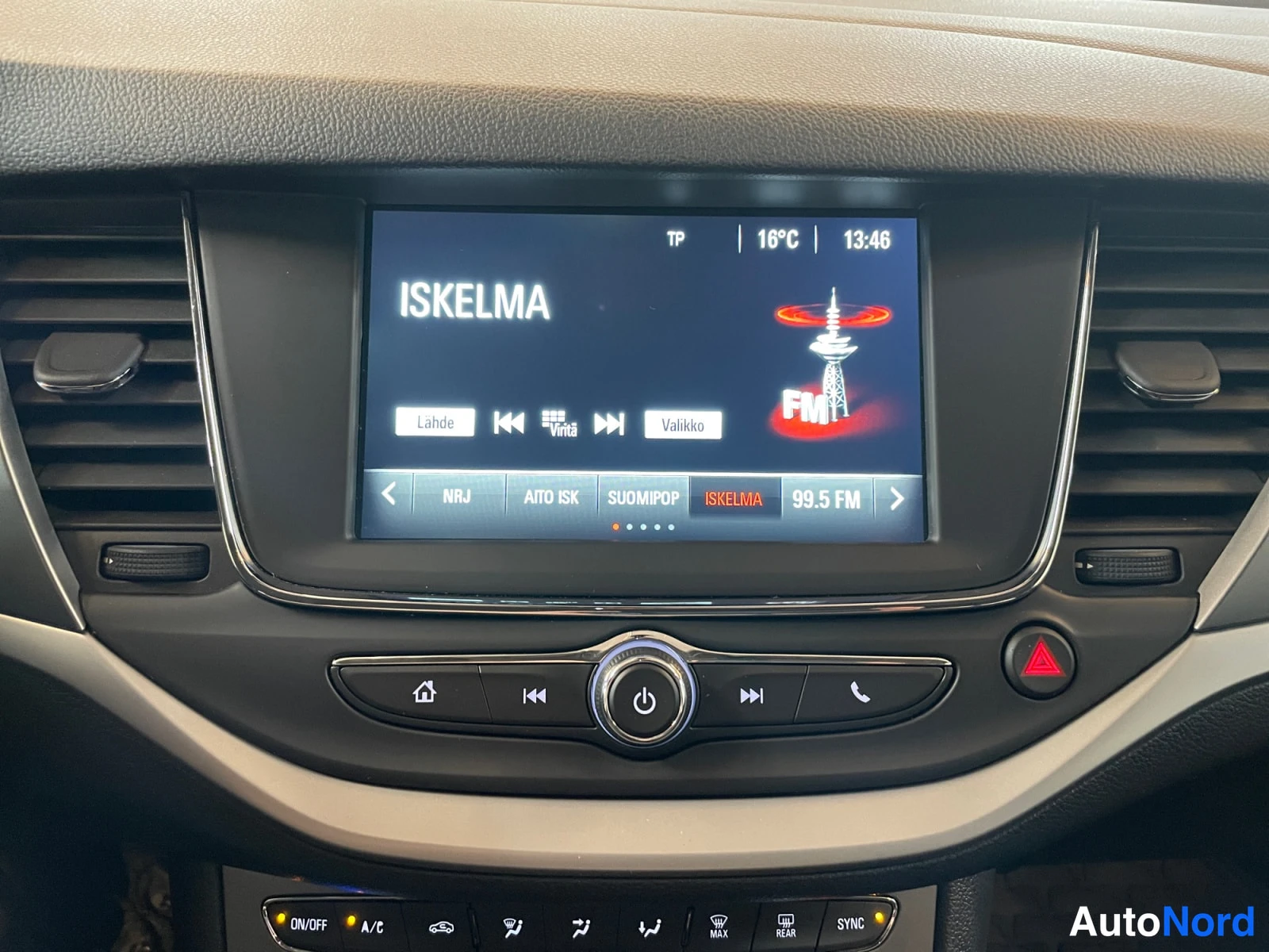 Punainen Opel Astra 2019, kuva 21
