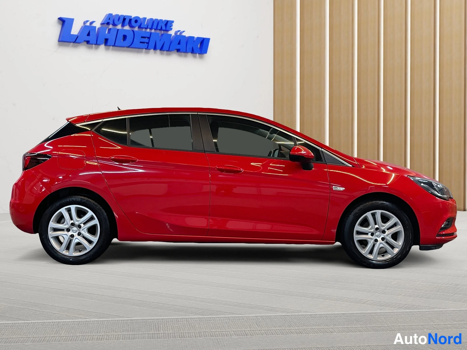 Punainen Opel Astra 2019, etuviisto, keula oikealle, kuva 4