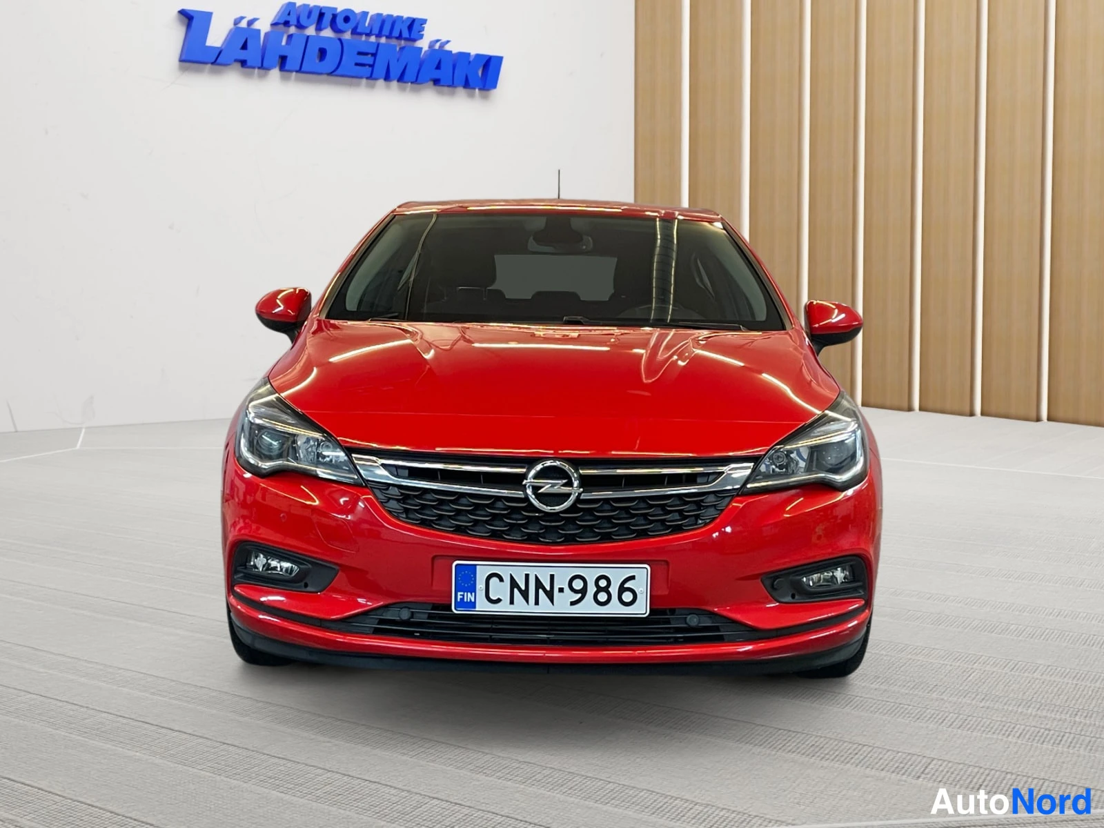 Punainen Opel Astra 2019, edestä, kuva 6