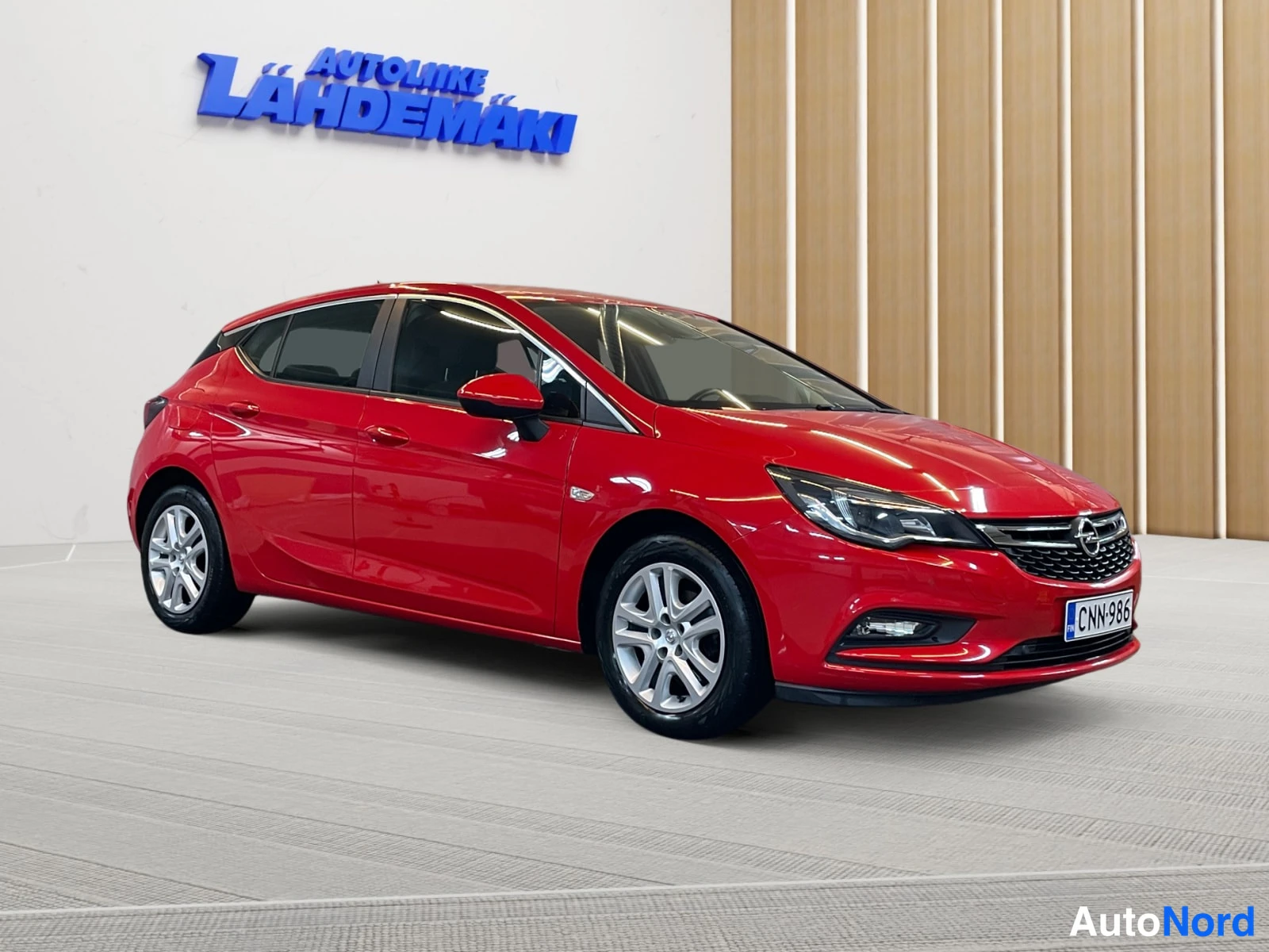 Punainen Opel Astra 2019, etuviisto, keula oikealle, kuva 5