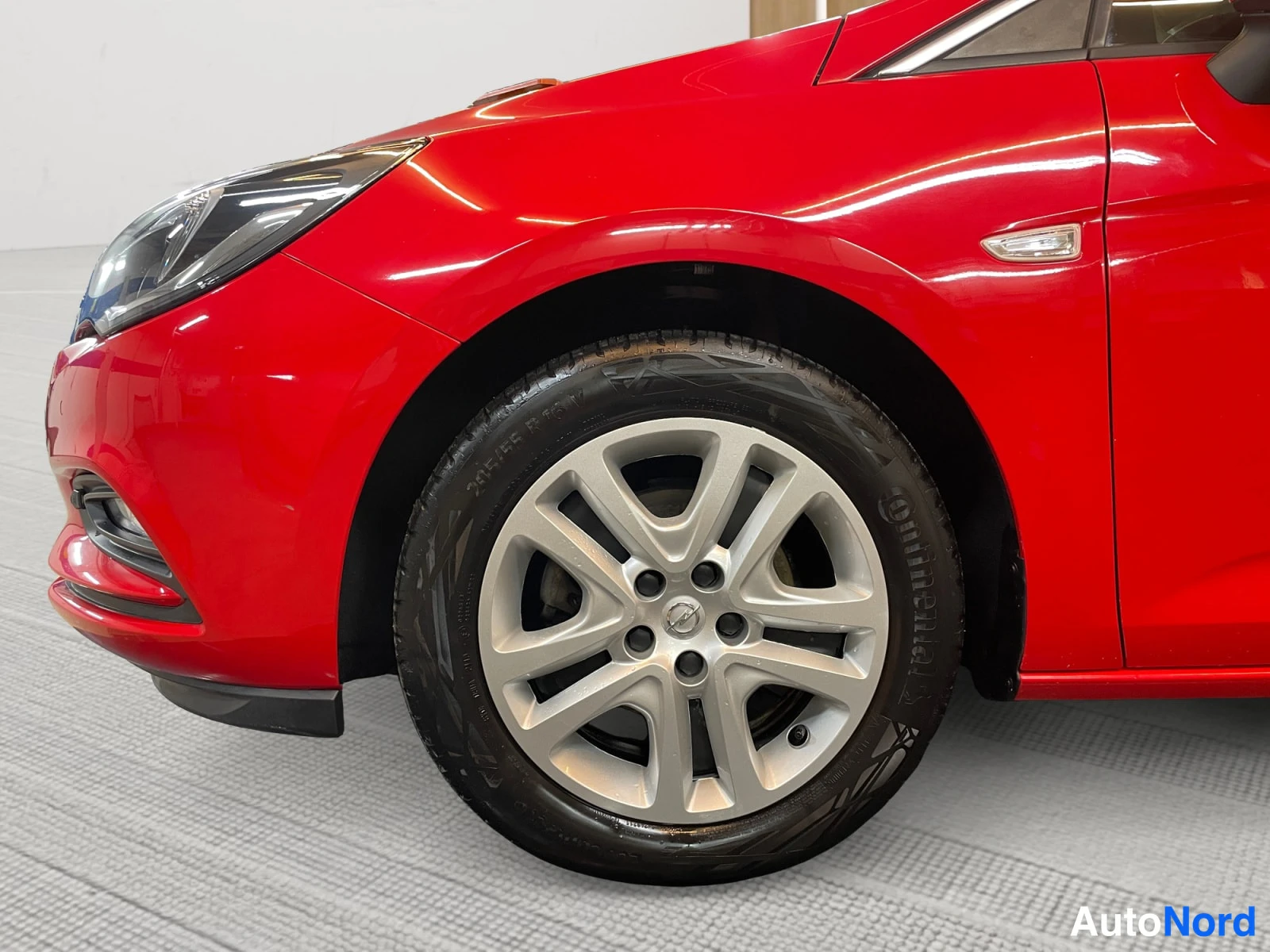 Punainen Opel Astra 2019, etuviisto, keula vasemmalle, kuva 3