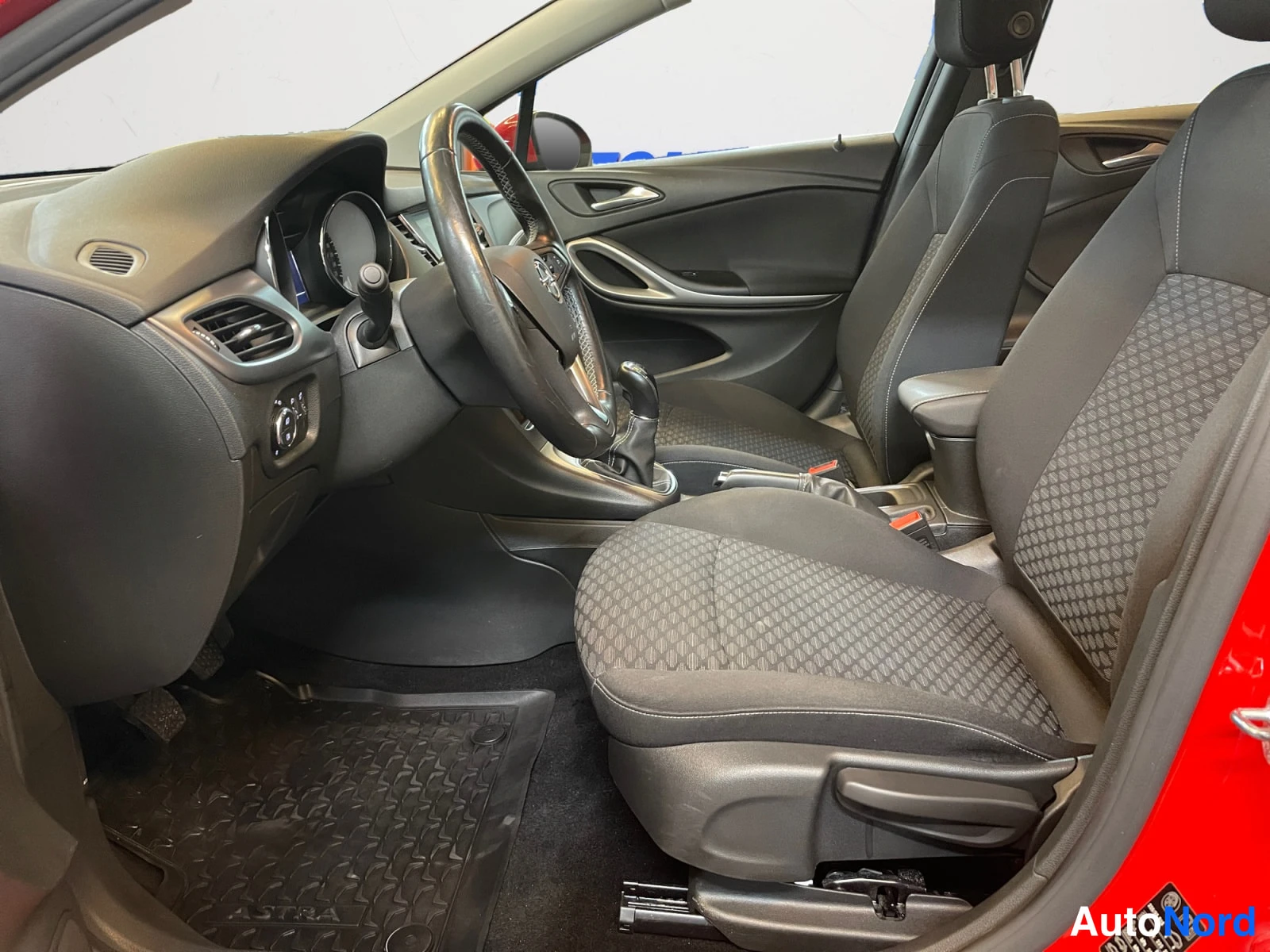 Punainen Opel Astra 2019, kuva 13