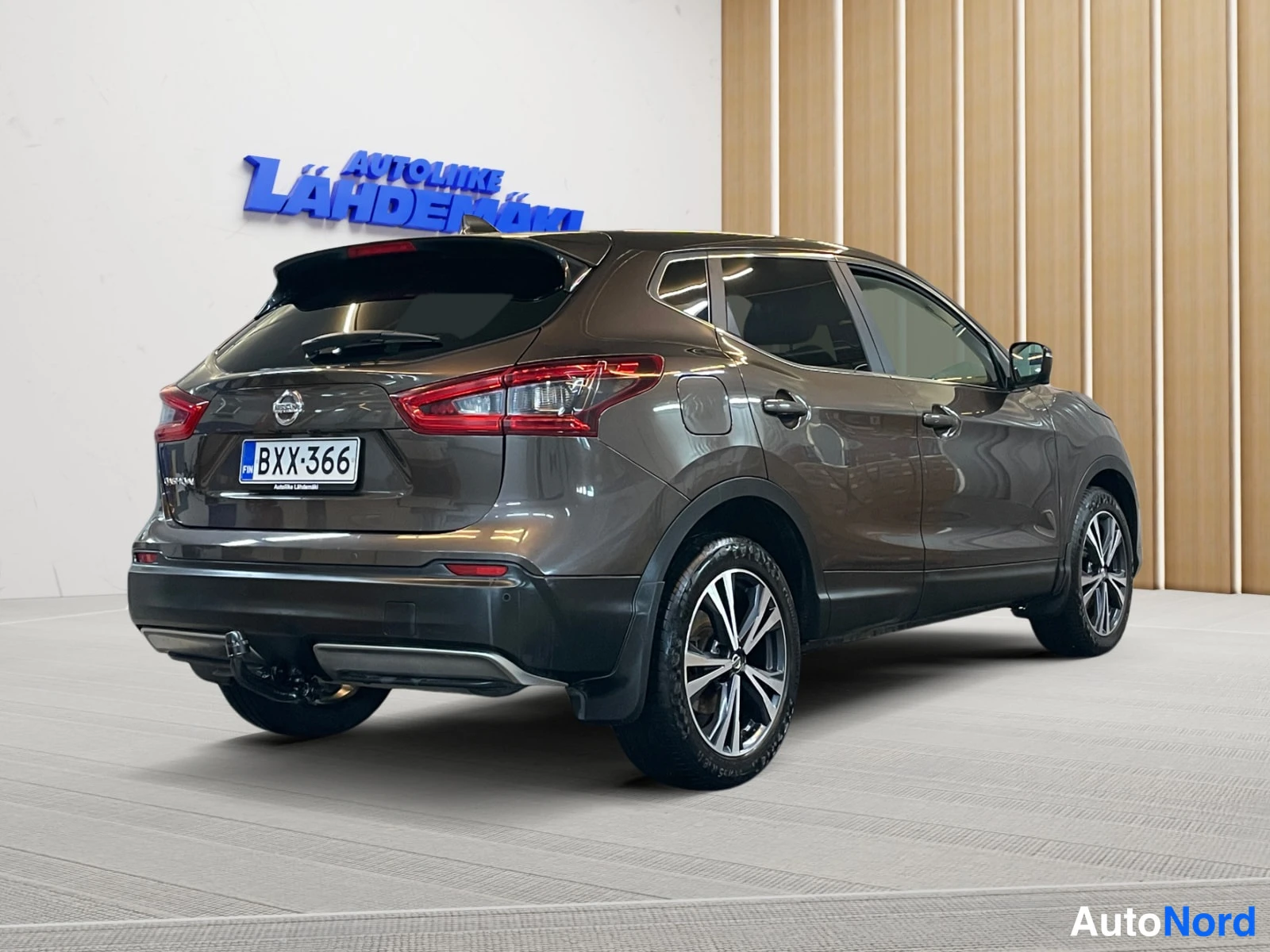 Ruskea Nissan Qashqai 2019, takaviisto, kuva 8