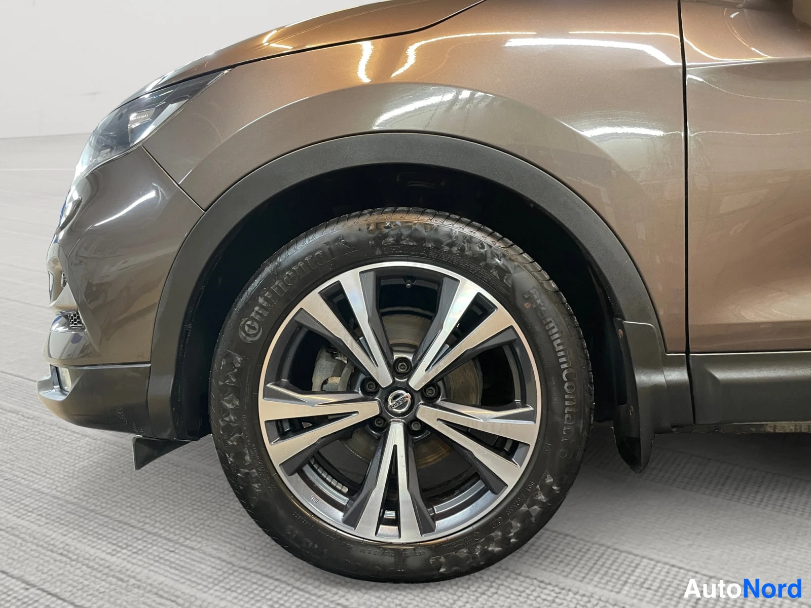 Ruskea Nissan Qashqai 2019, etuviisto, keula vasemmalle, kuva 2