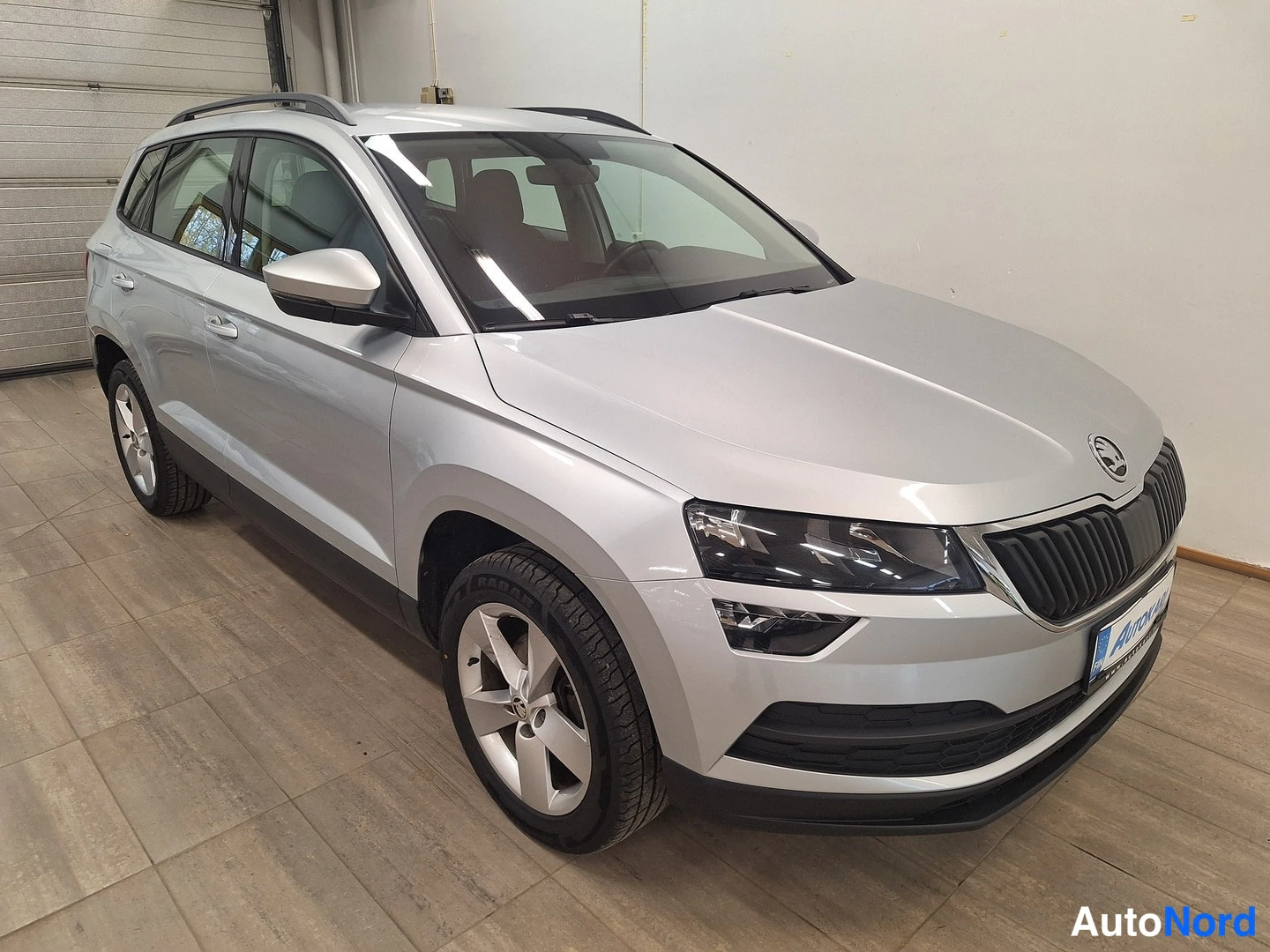 Hopea Skoda Karoq 2021, etuviisto, keula oikealle, kuva 2