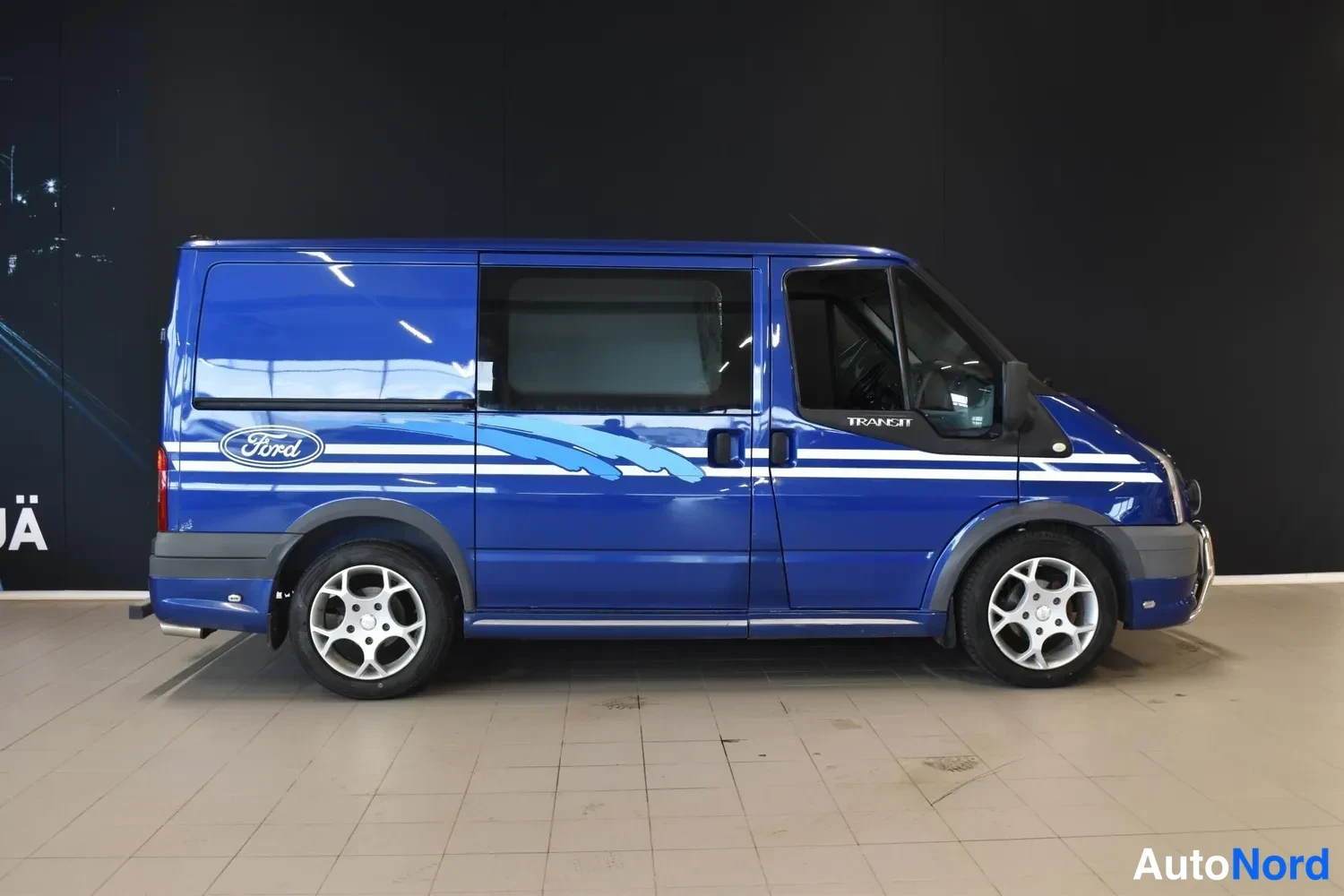 Sininen Ford Transit 2008, sivulta, kuva 5