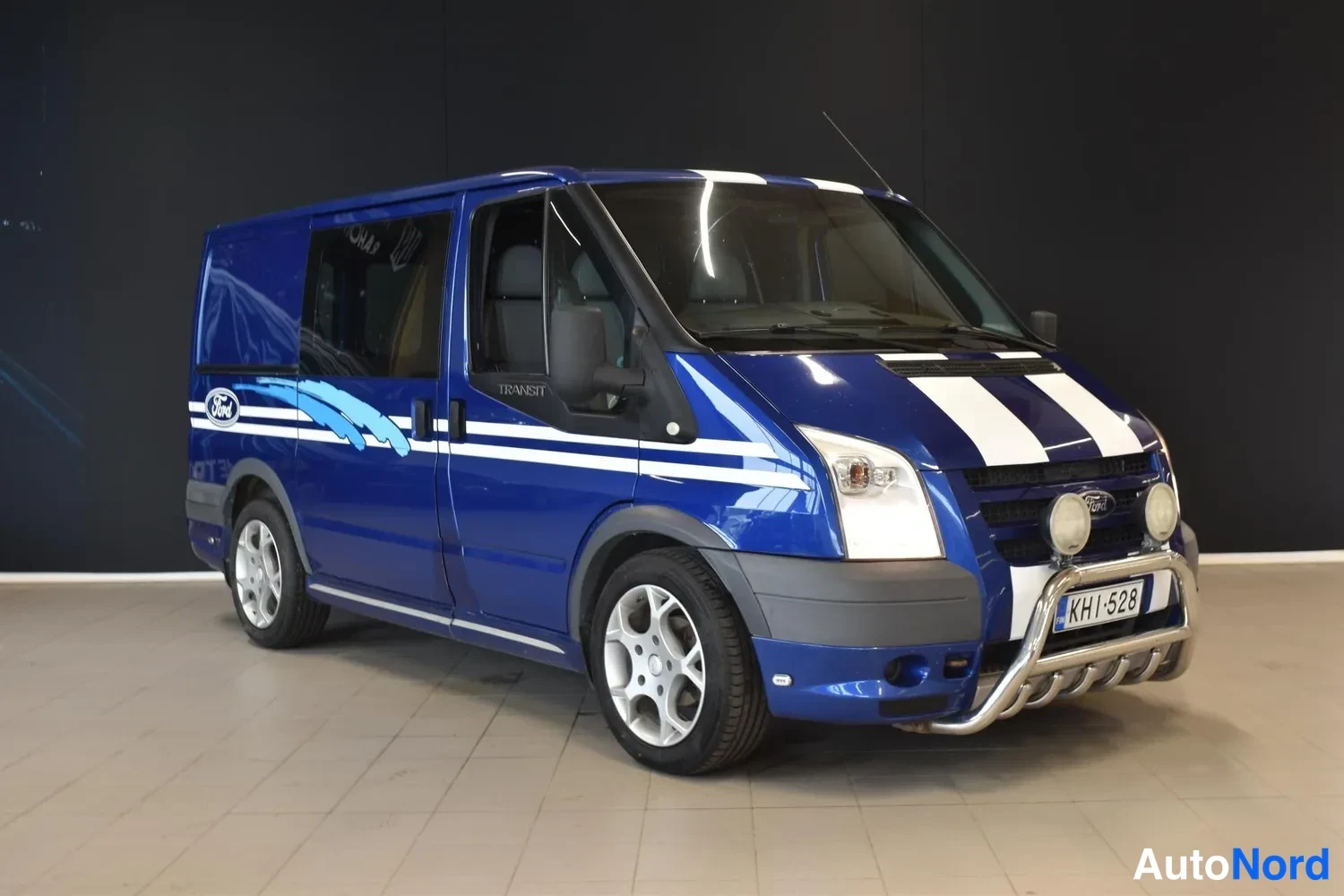Sininen Ford Transit 2008, etuviisto, keula oikealle, kuva 2