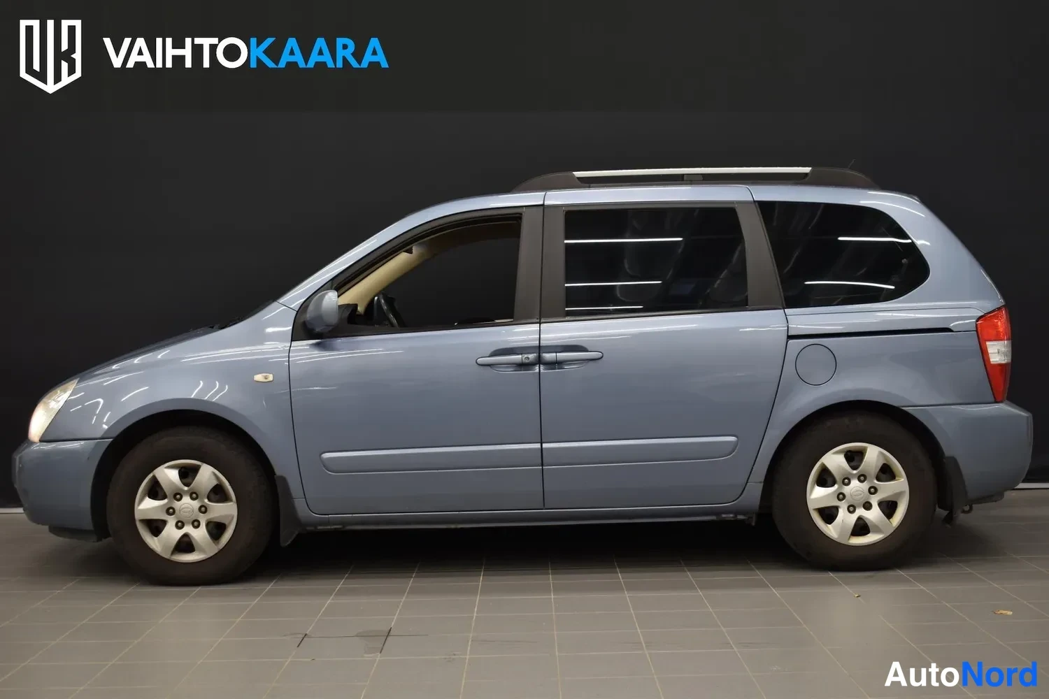 Harmaa Kia Carnival 2009, etuviisto, keula vasemmalle, kuva 2