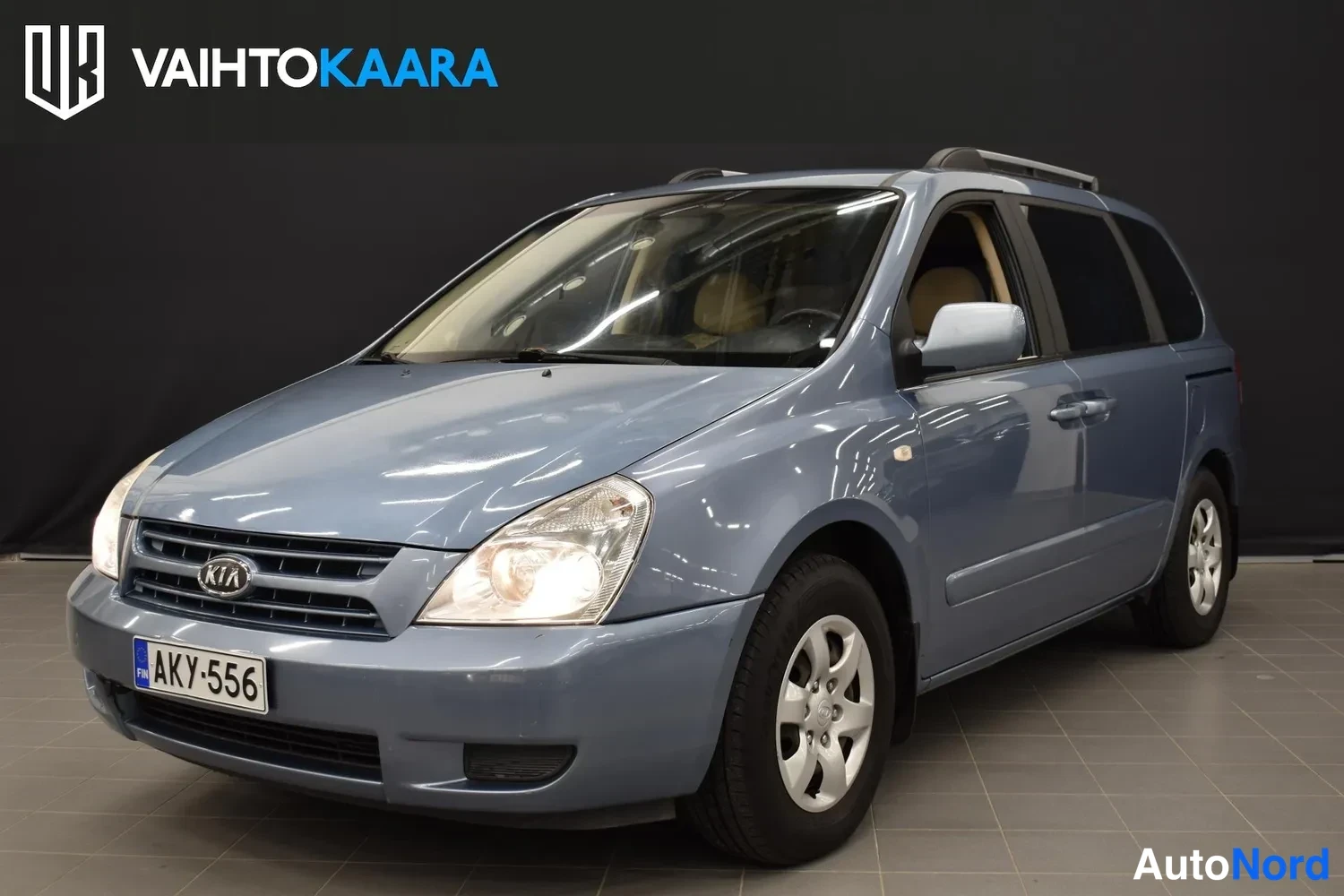 Harmaa Kia Carnival 2009, etuviisto, keula vasemmalle, kuva 3