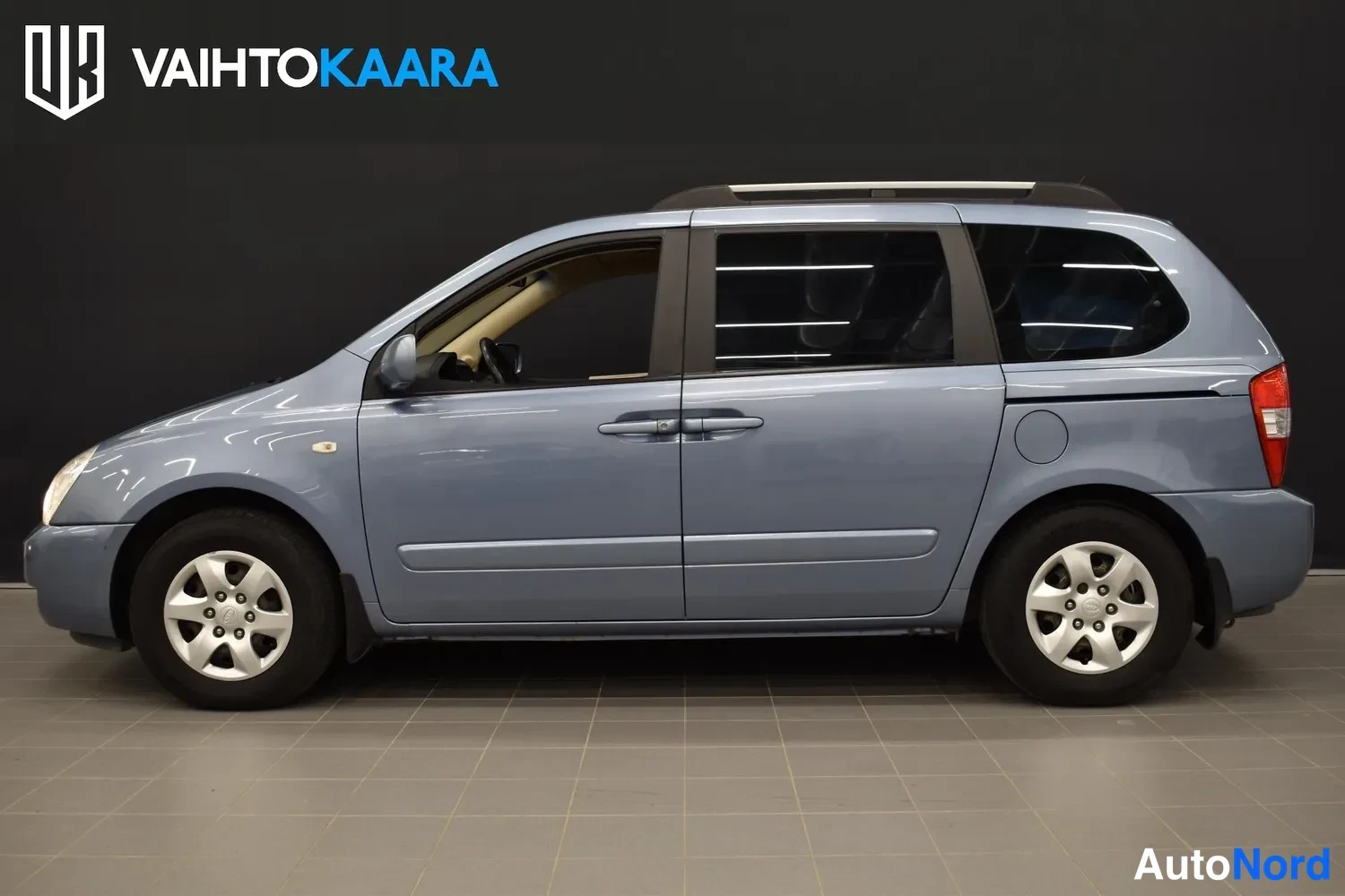 Harmaa Kia Carnival 2009, etuviisto, keula vasemmalle, kuva 4