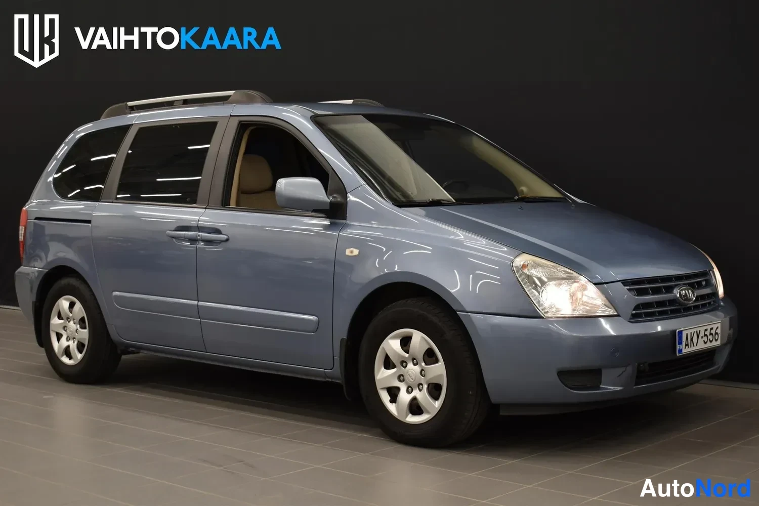 Harmaa Kia Carnival 2009, etuviisto, keula oikealle, kuva 5