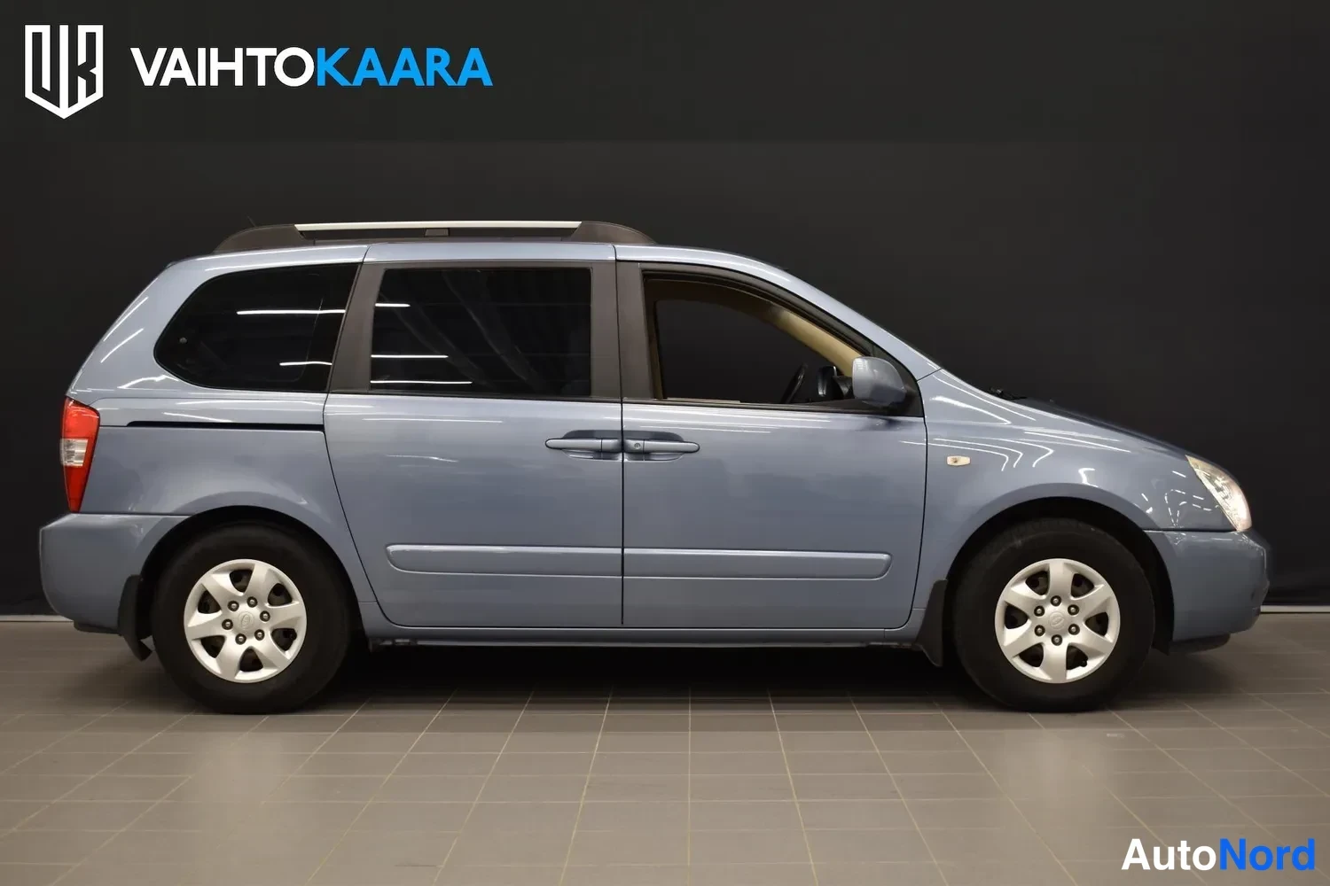 Harmaa Kia Carnival 2009, etuviisto, keula oikealle, kuva 6