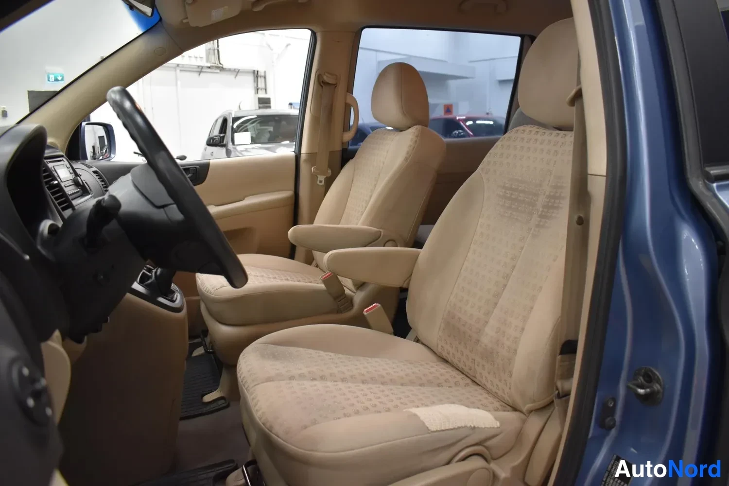 Harmaa Kia Carnival 2009, etuistuimet, kuva 14
