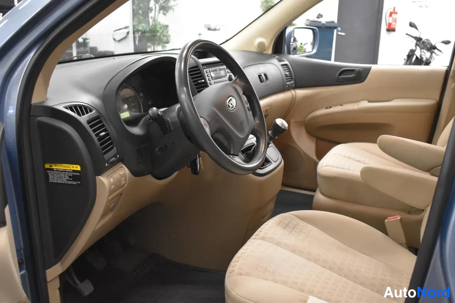 Harmaa Kia Carnival 2009, ohjaamo, kuva 11