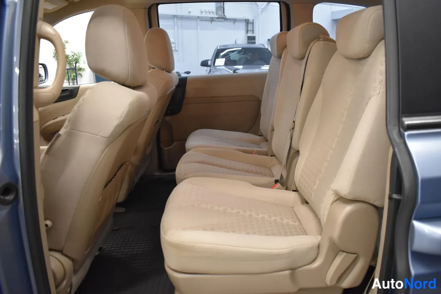 Harmaa Kia Carnival 2009, takaistuimet, kuva 16