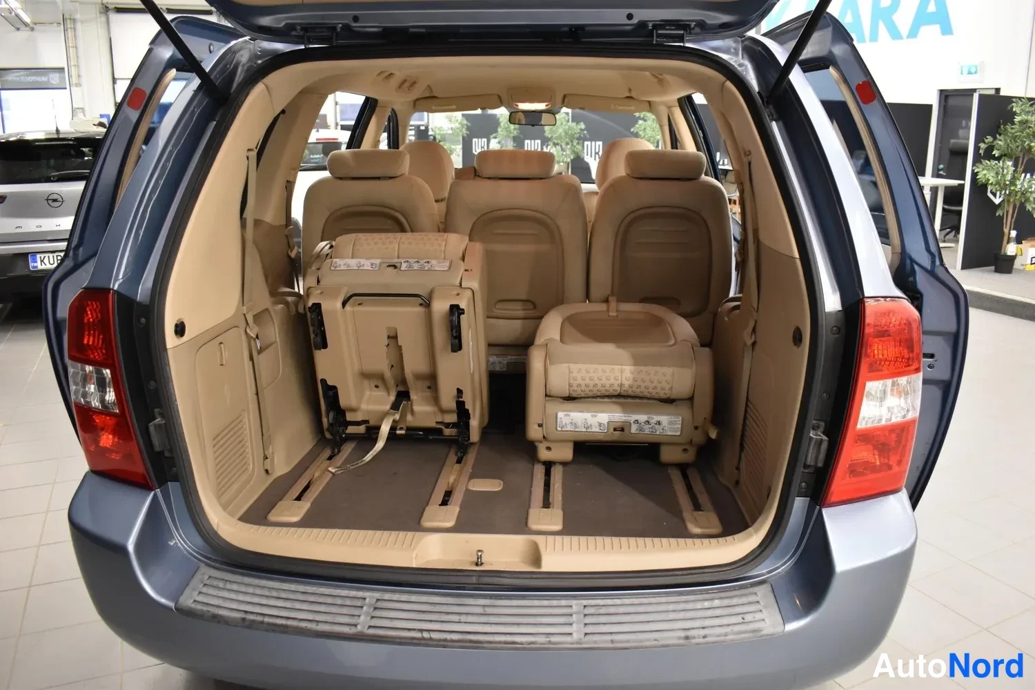 Harmaa Kia Carnival 2009, tavaratila, kuva 18