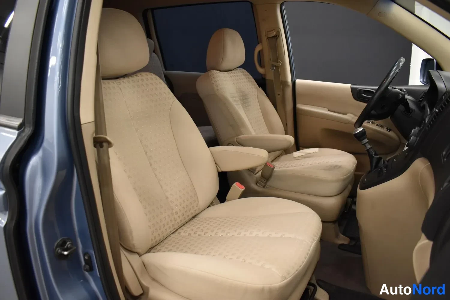 Harmaa Kia Carnival 2009, etuistuimet, kuva 15