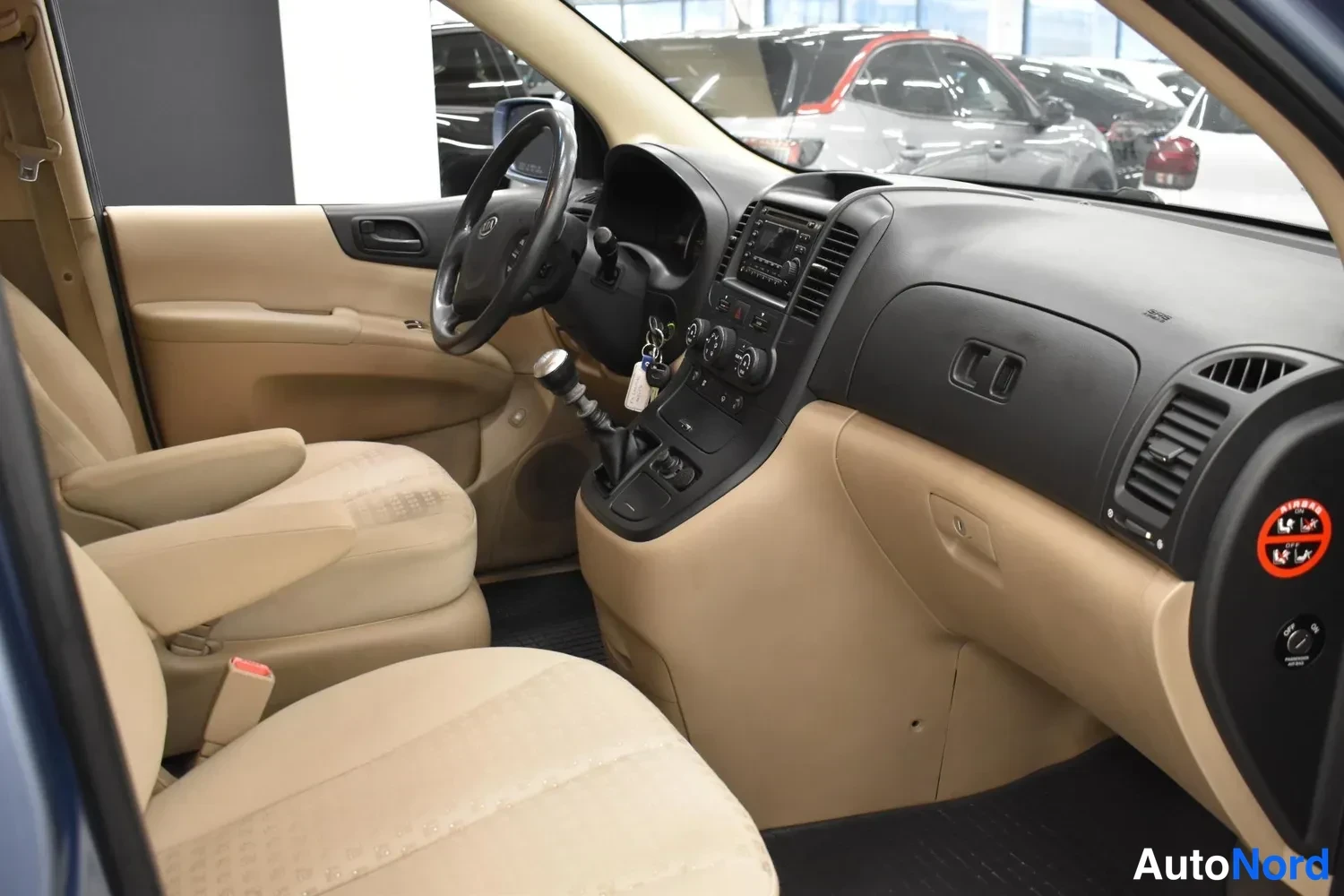 Harmaa Kia Carnival 2009, ohjaamo, kuva 12