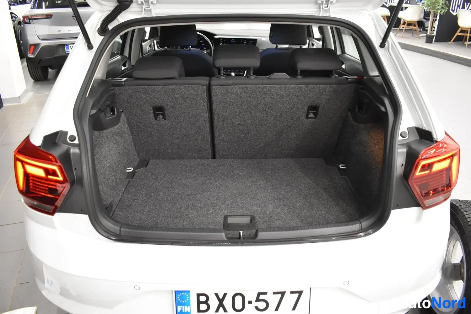Valkoinen Volkswagen Polo 2019, tavaratila, kuva 12