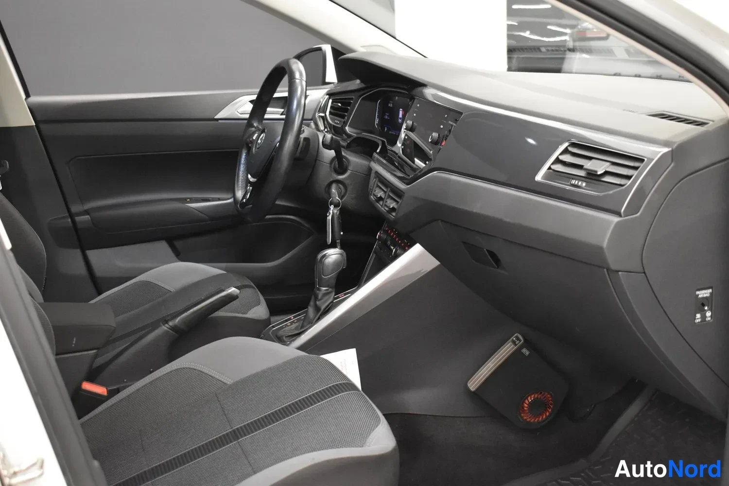 Valkoinen Volkswagen Polo 2019, ohjaamo, kuva 9