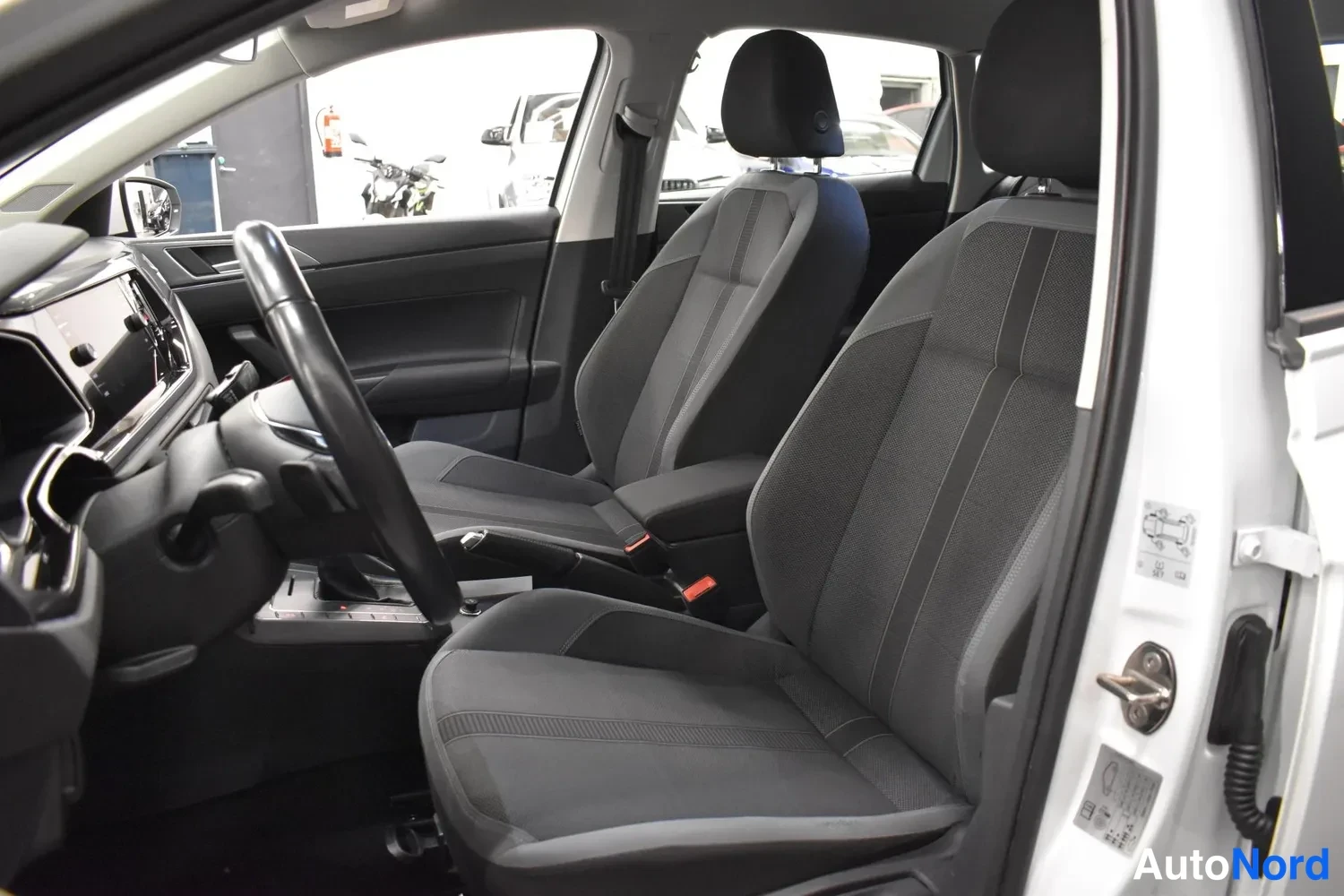 Valkoinen Volkswagen Polo 2019, etuistuimet, kuva 10