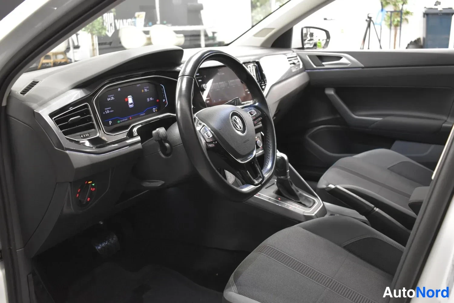 Valkoinen Volkswagen Polo 2019, ohjaamo, kuva 8