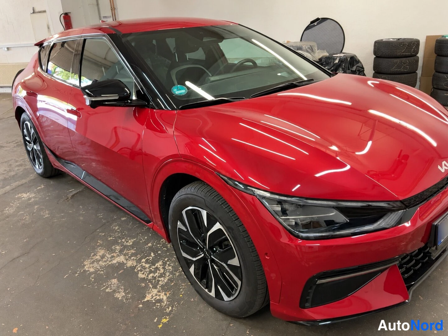 Punainen KIA EV6 GT 2023, etuviisto, keula oikealle, kuva 2