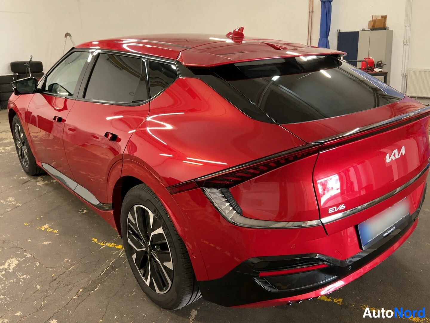 Punainen KIA EV6 GT 2023, takaviisto, kuva 4