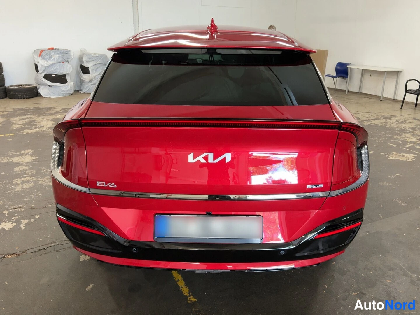 Punainen KIA EV6 GT 2023, takaa, kuva 5