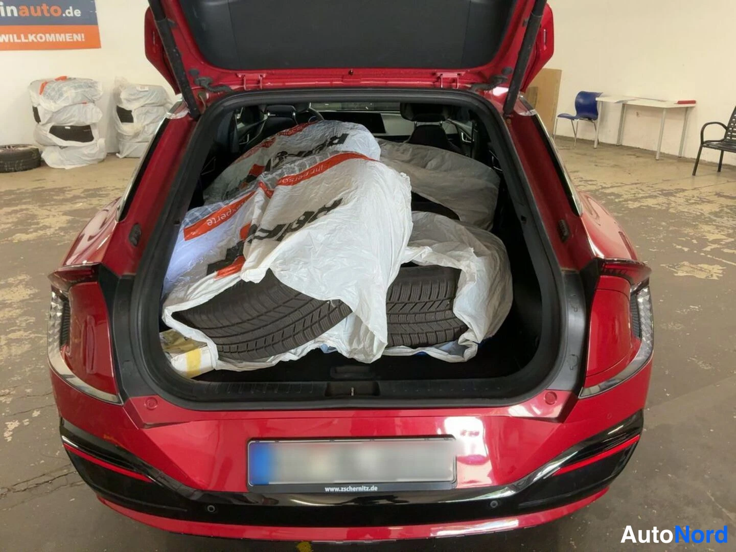 Punainen KIA EV6 GT 2023, takaa, kuva 6