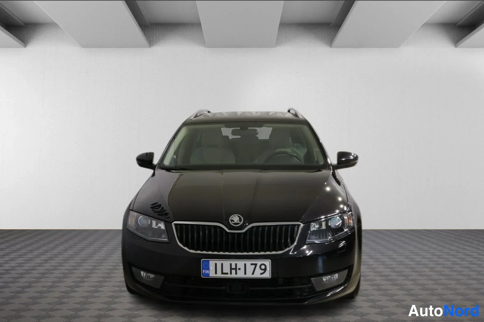 Musta Skoda Octavia 2013, edestä, kuva 3