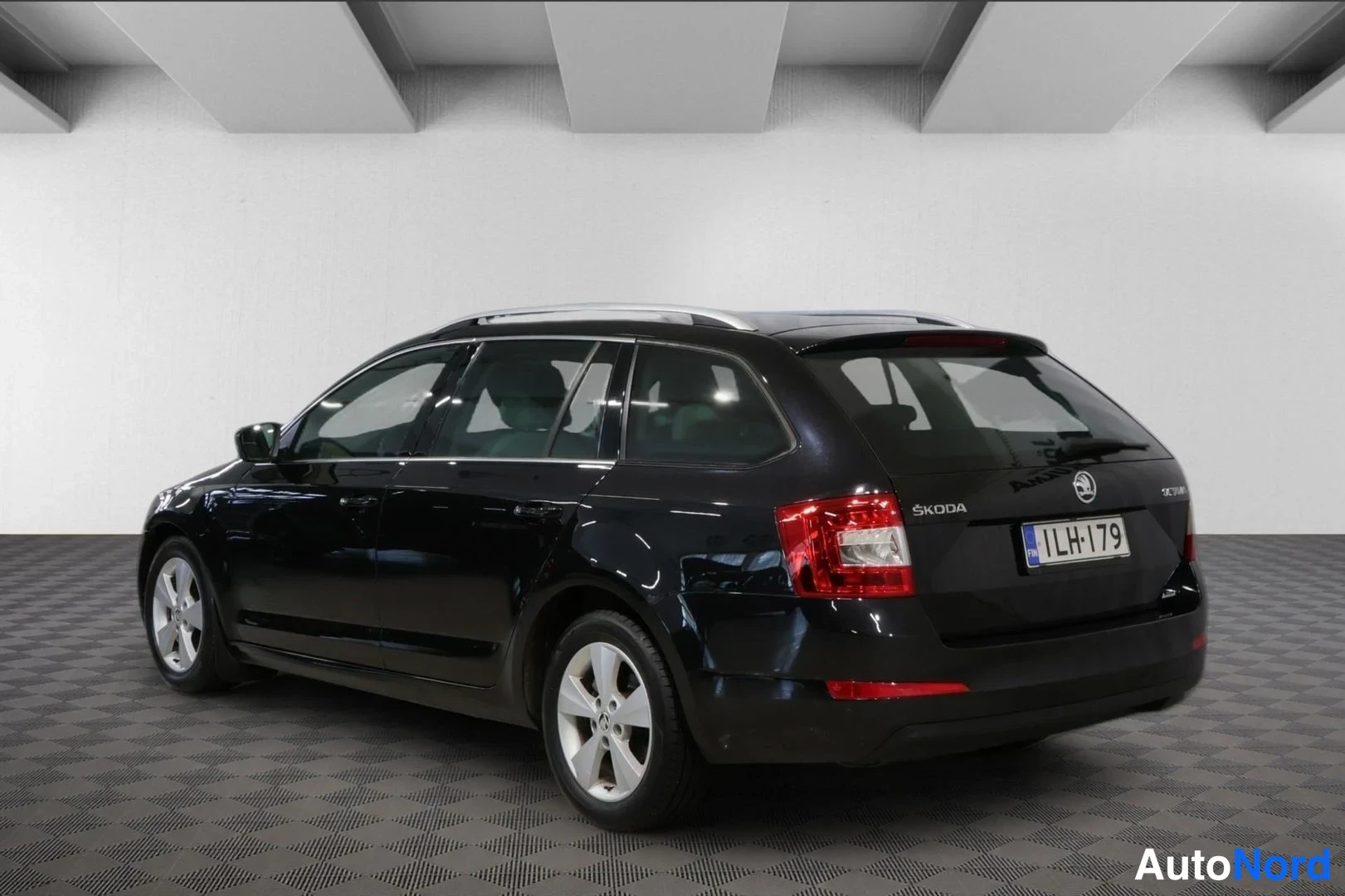 Musta Skoda Octavia 2013, takaviisto, kuva 6