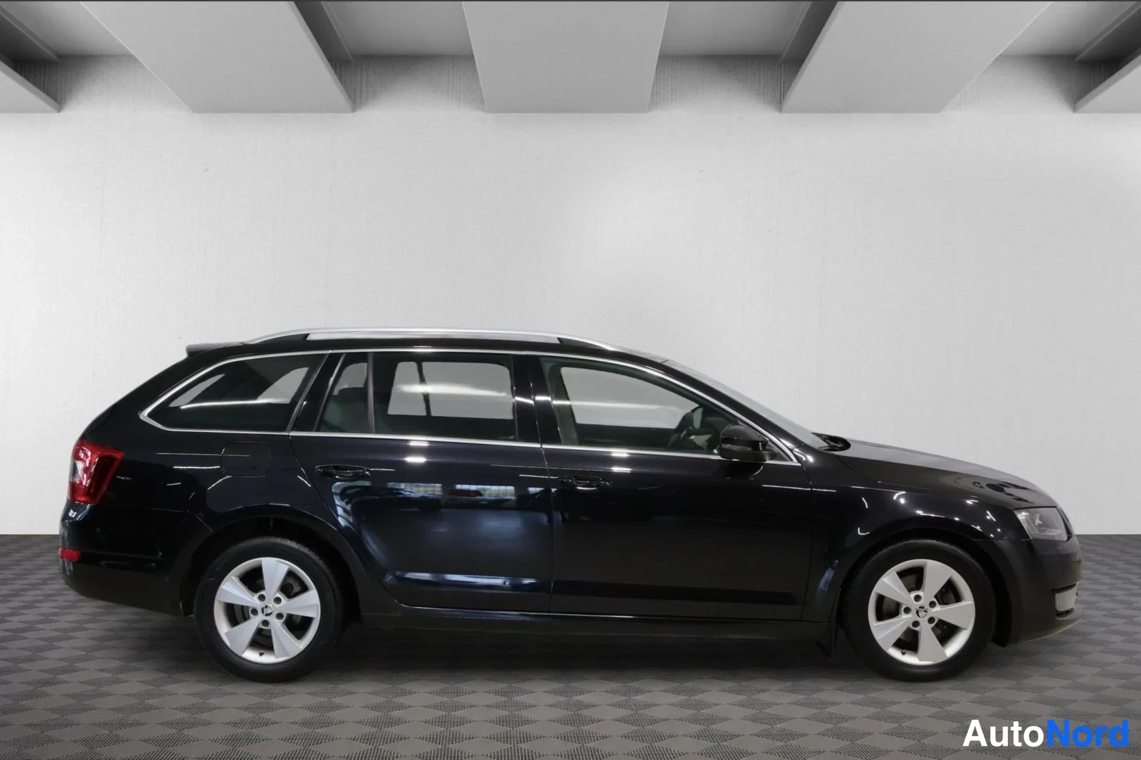 Musta Skoda Octavia 2013, sivulta, kuva 5