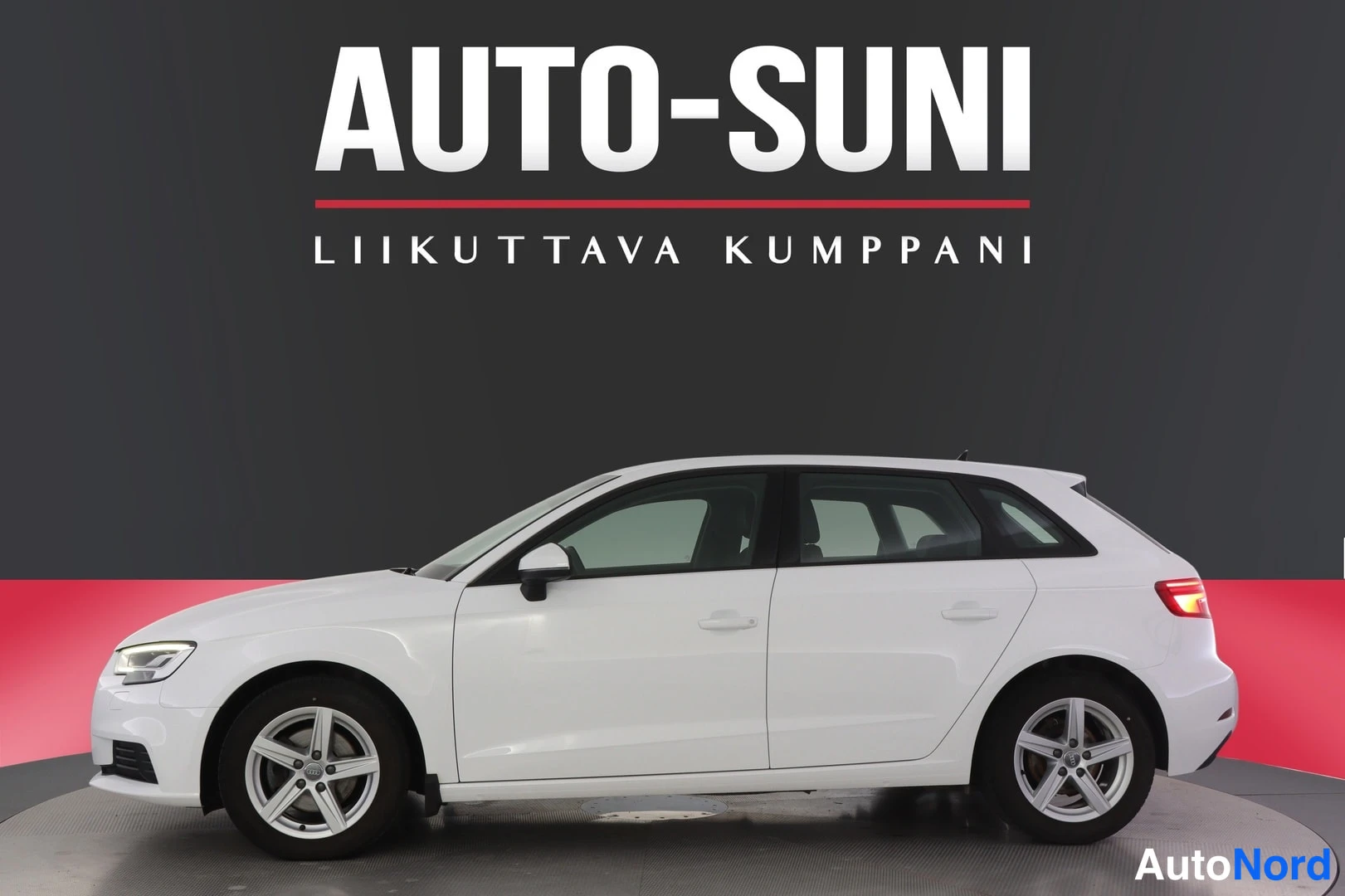 Valkoinen Audi A3 2019, etuviisto, keula vasemmalle, kuva 2