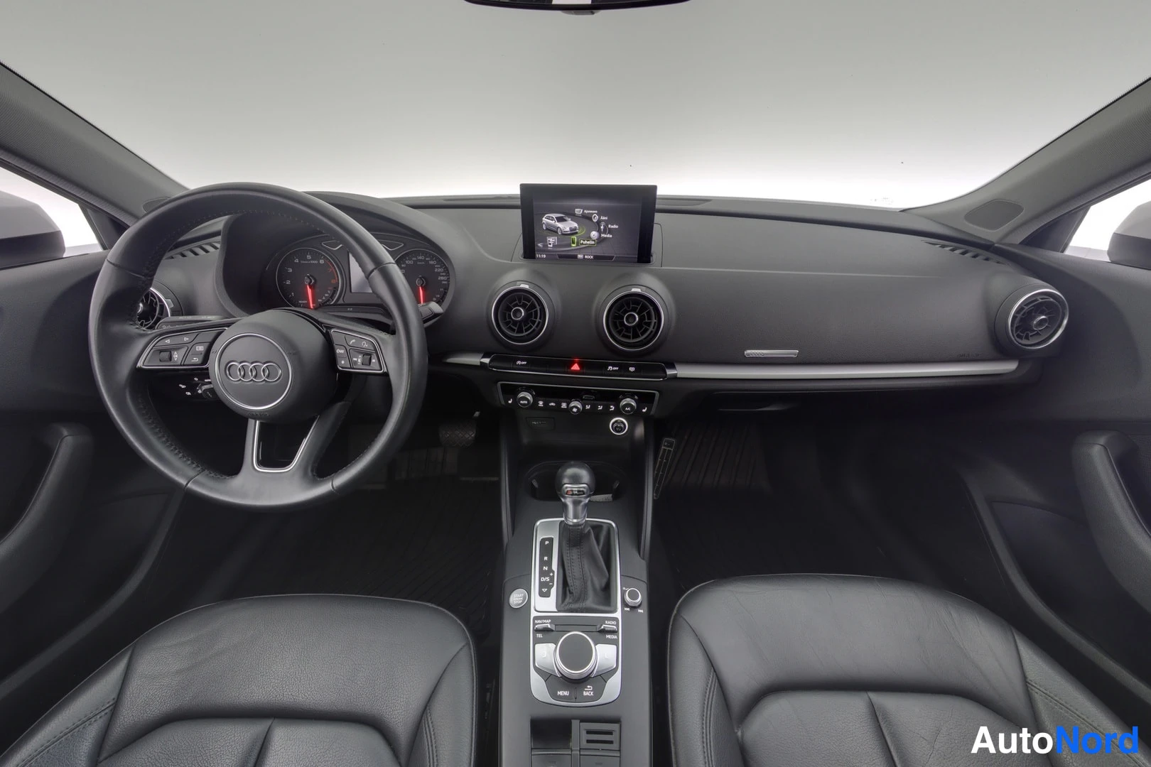 Valkoinen Audi A3 2019, ohjaamo, kuva 7