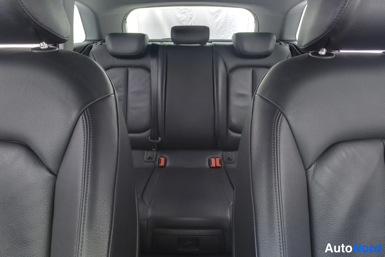 Valkoinen Audi A3 2019, takaistuimet, kuva 11