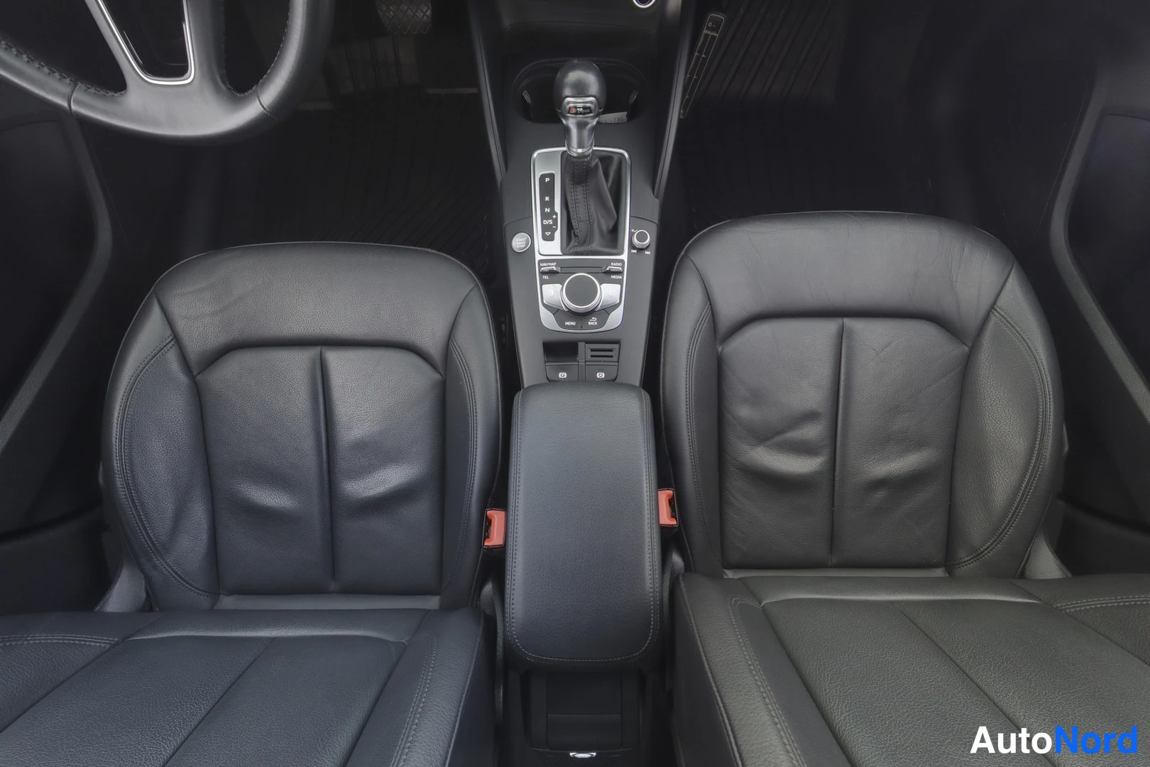 Valkoinen Audi A3 2019, etuistuimet, kuva 9