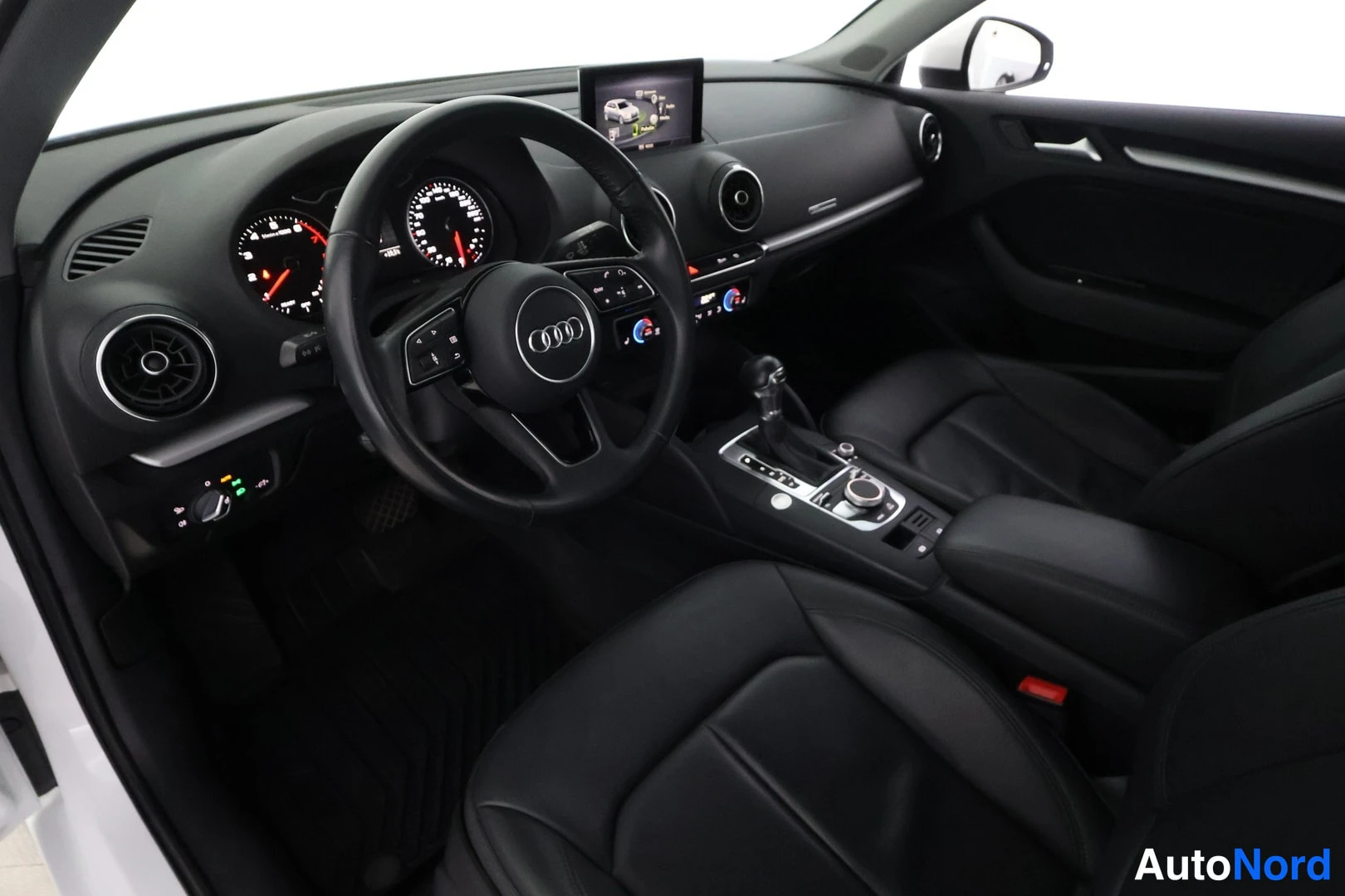 Valkoinen Audi A3 2019, ohjaamo, kuva 8