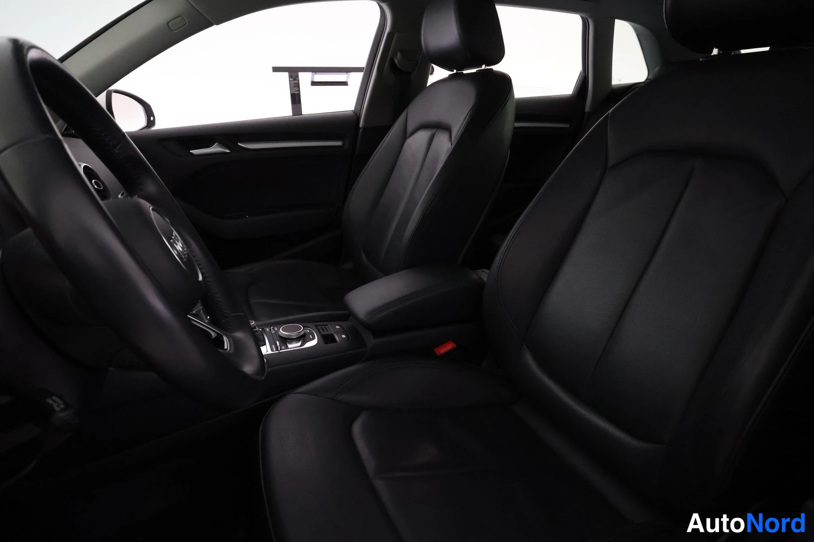 Valkoinen Audi A3 2019, etuistuimet, kuva 10