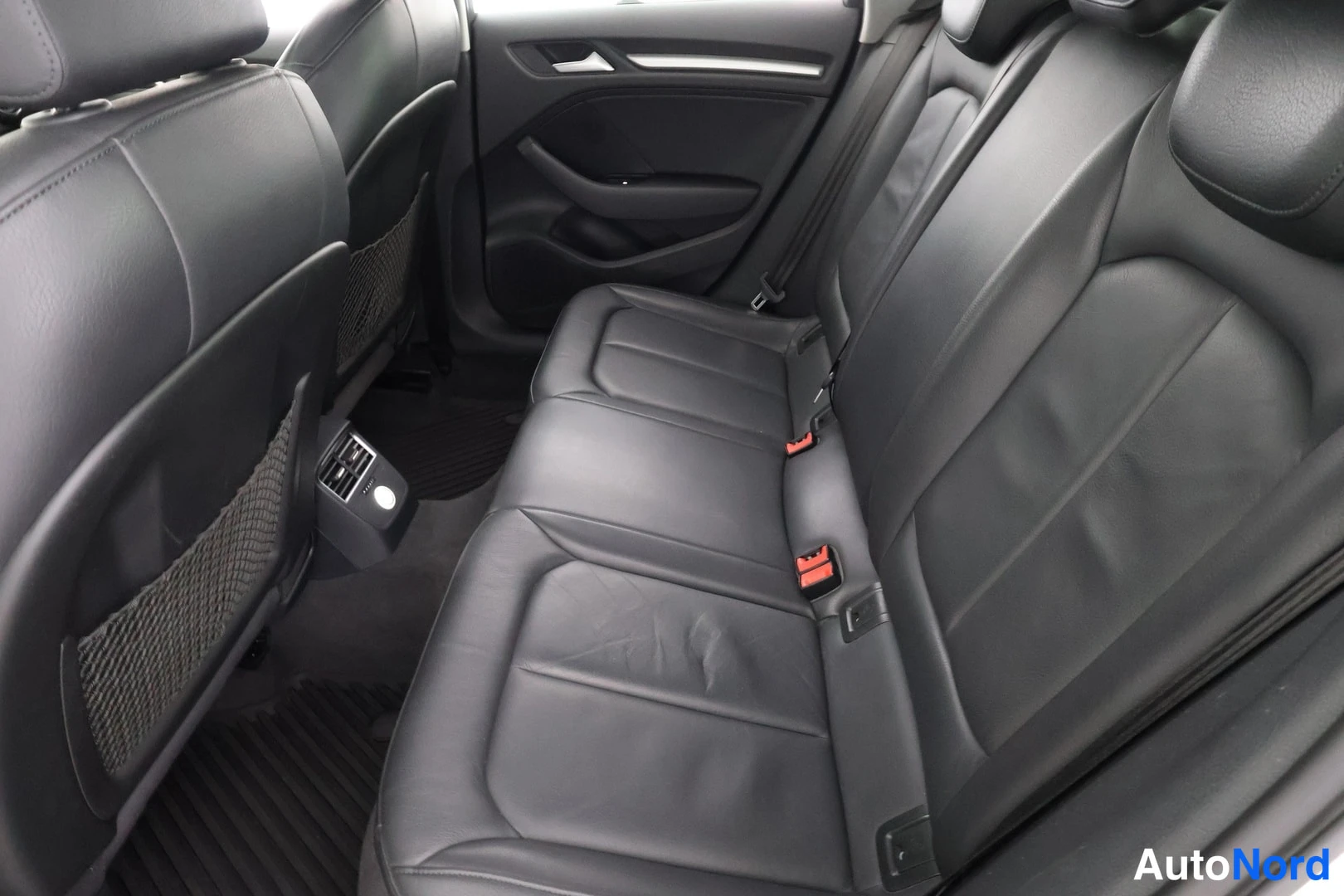 Valkoinen Audi A3 2019, takaistuimet, kuva 12