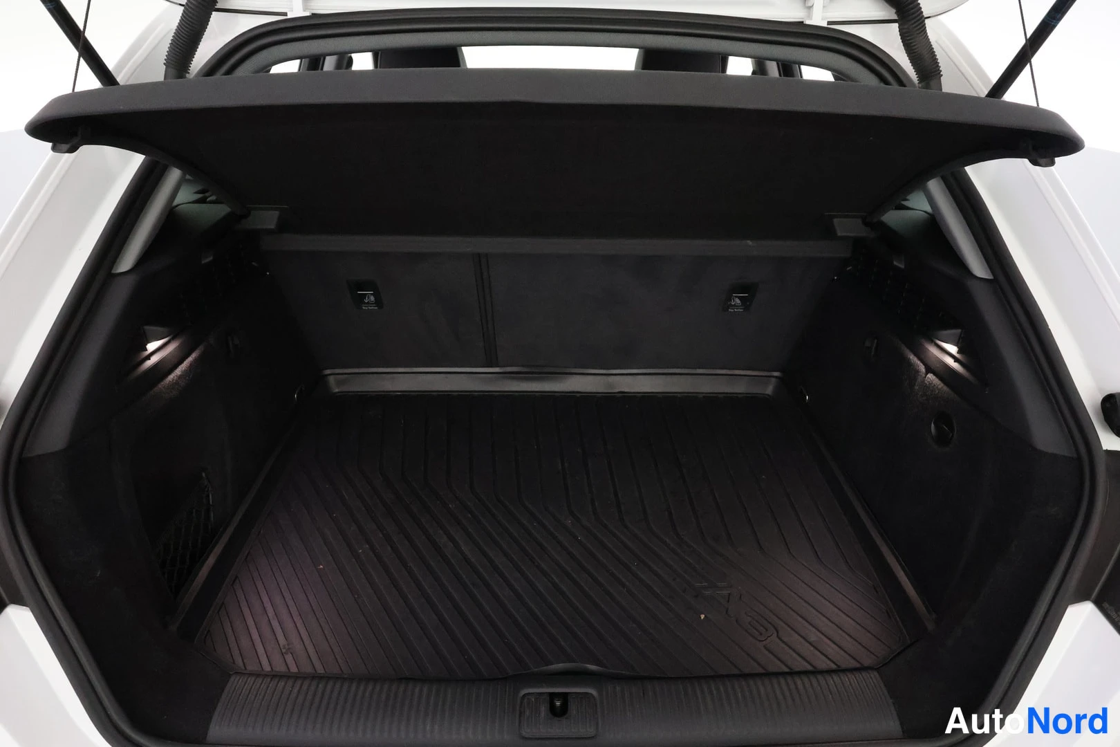 Valkoinen Audi A3 2019, tavaratila, kuva 13