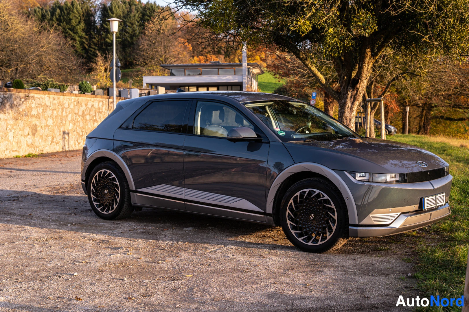 Grey Hyundai IONIQ 5 2022, front three-quarter, nose to the right, photo 3