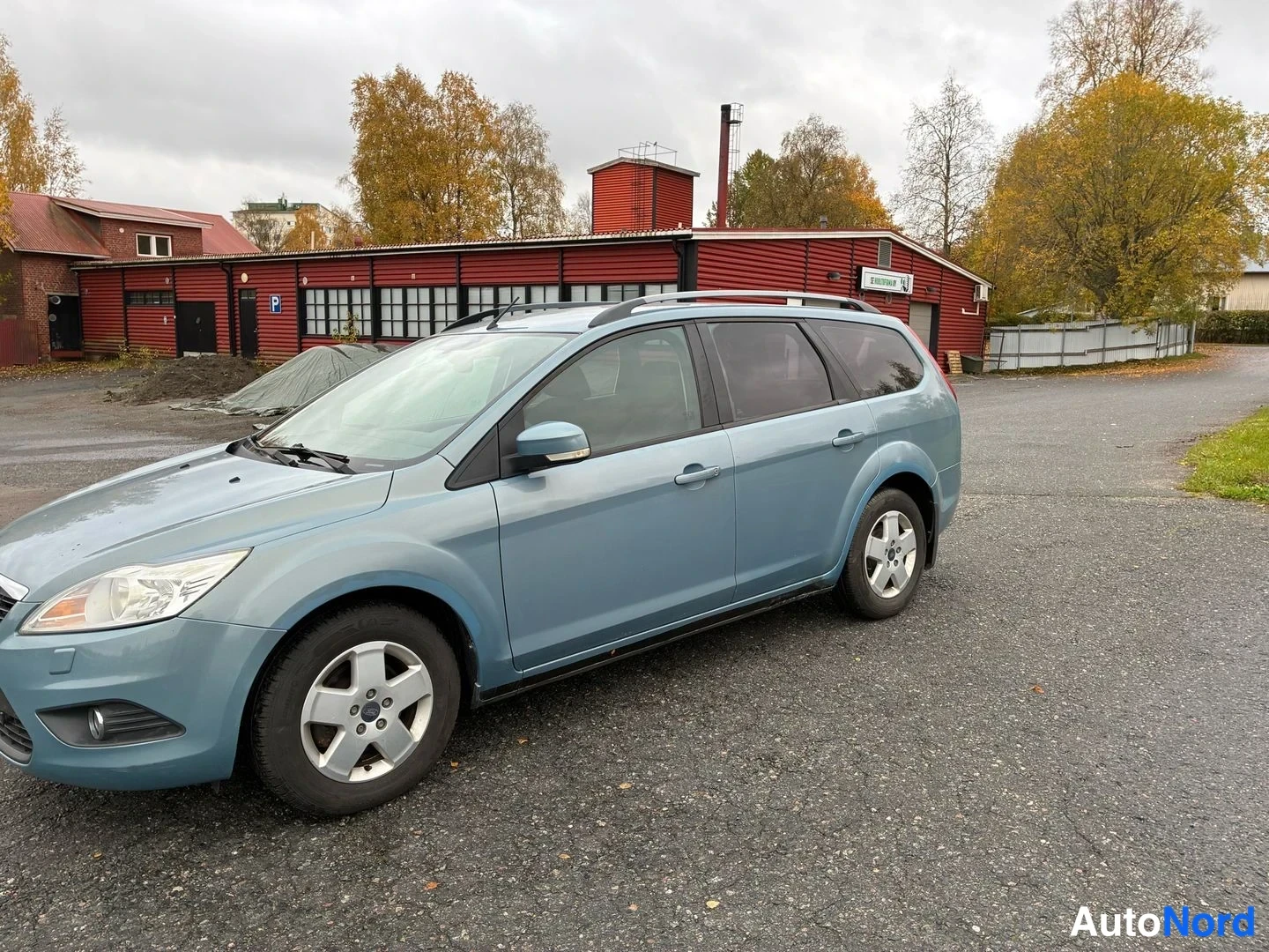 Blue Ford Focus 2009, front three-quarter, nose to the left, photo 2
