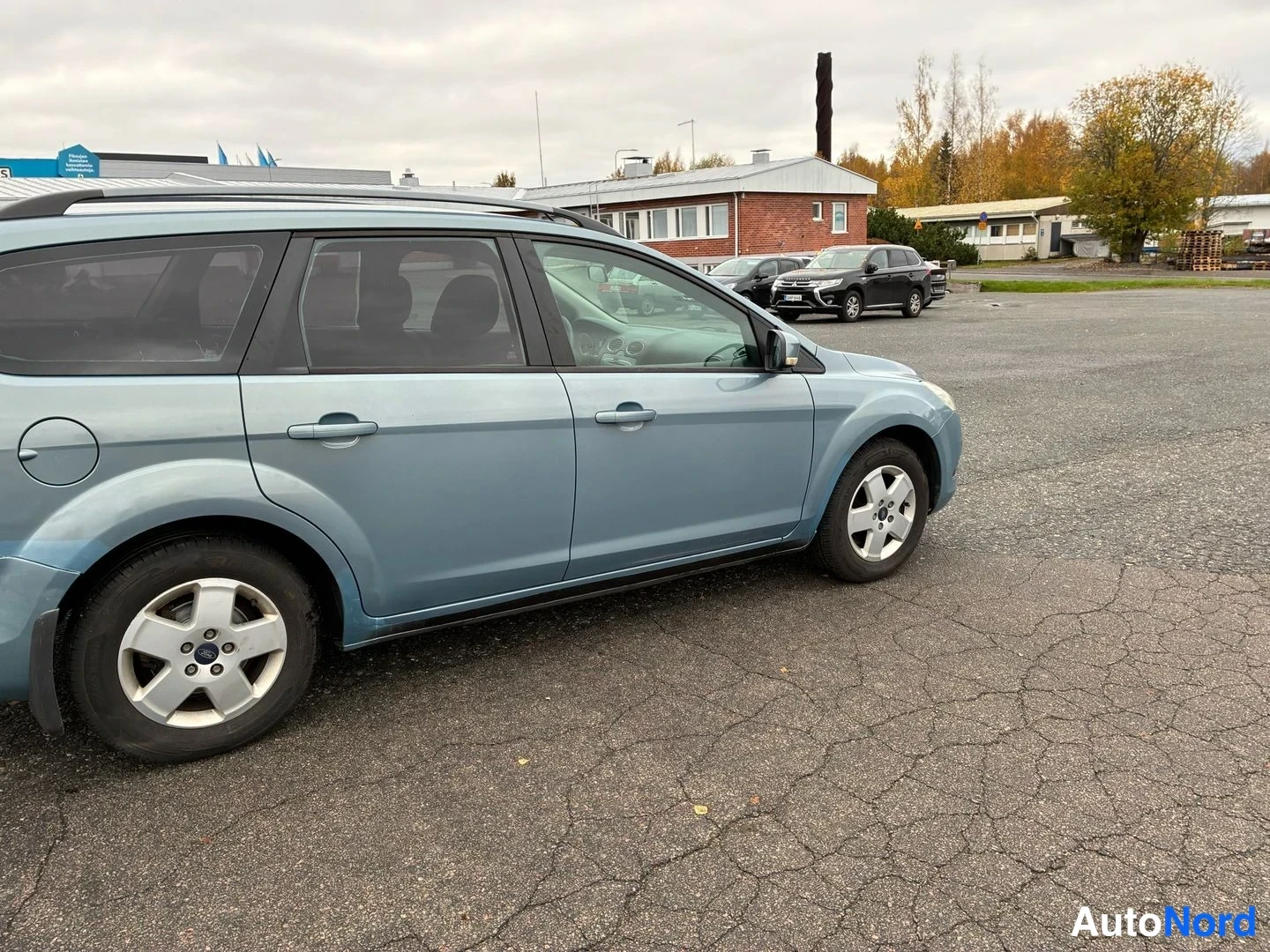 Blue Ford Focus 2009, front three-quarter, nose to the right, photo 3