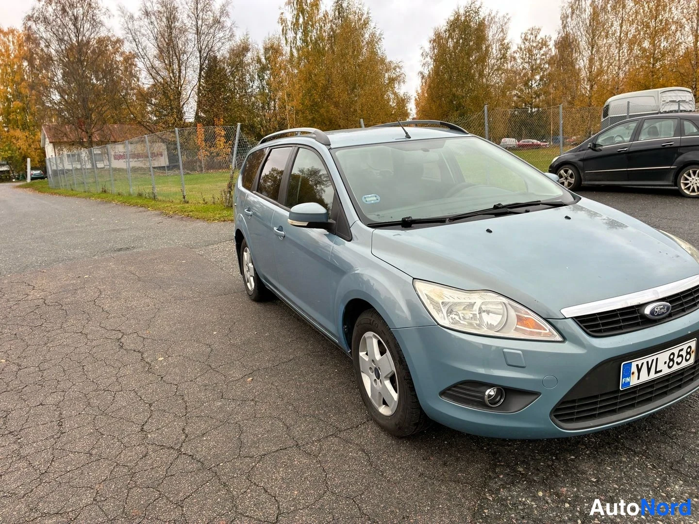 Blue Ford Focus 2009, front three-quarter, nose to the right, photo 4