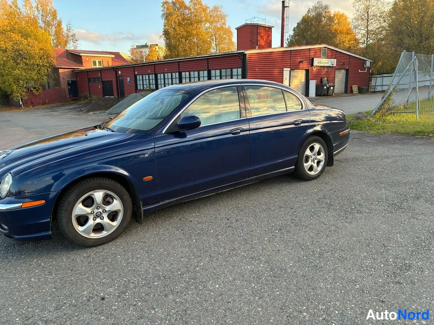 Blue Jaguar S-Type 2002, front three-quarter, nose to the left, photo 2