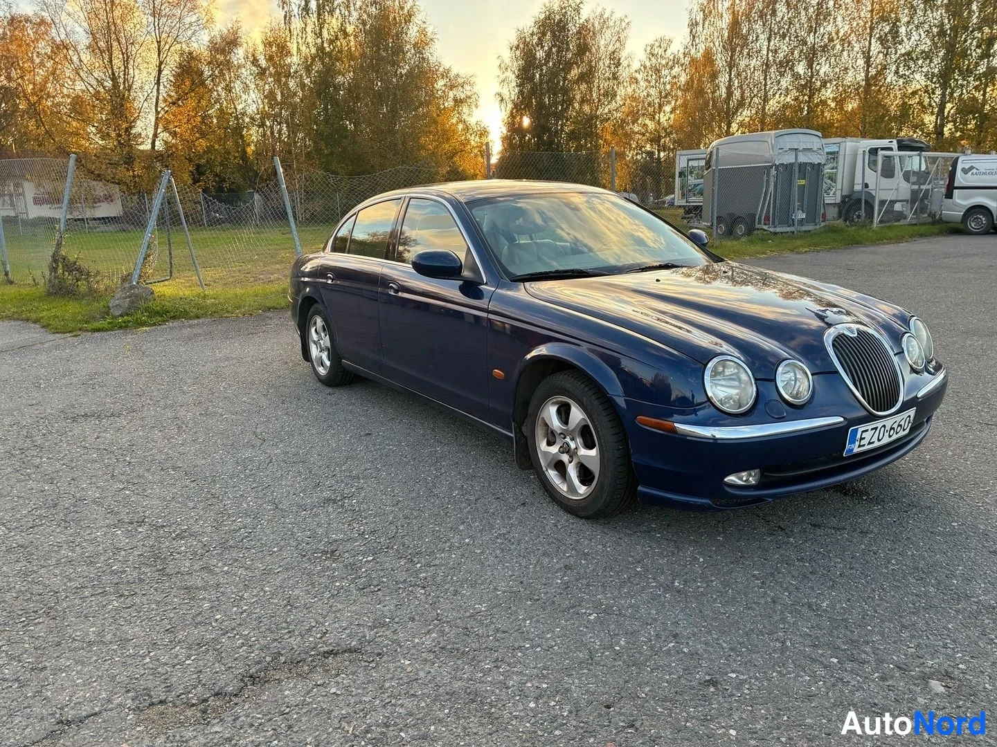 Blue Jaguar S-Type 2002, front three-quarter, nose to the right, photo 3