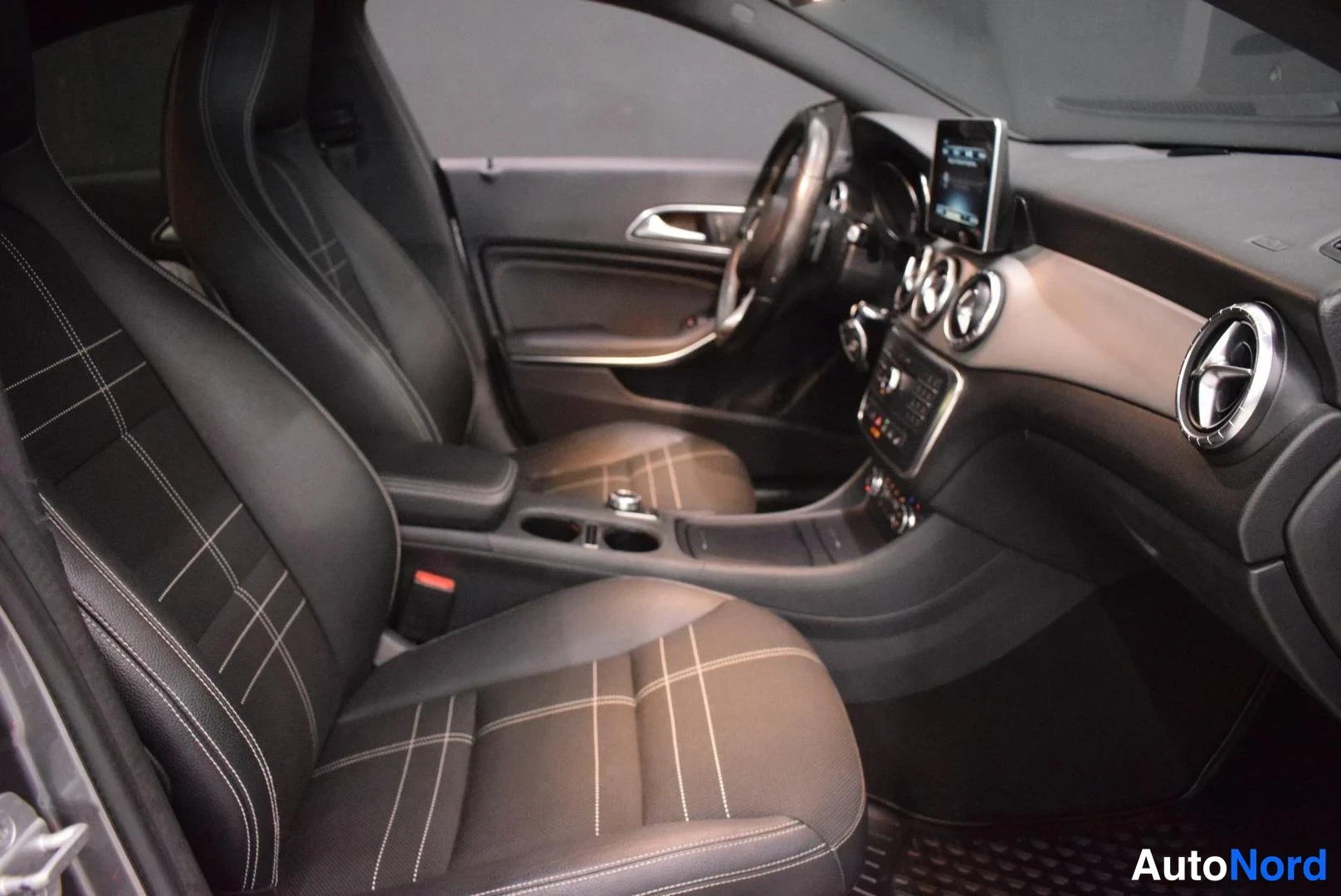 Harmaa Mercedes-Benz CLA 200 2016, ohjaamo, kuva 8