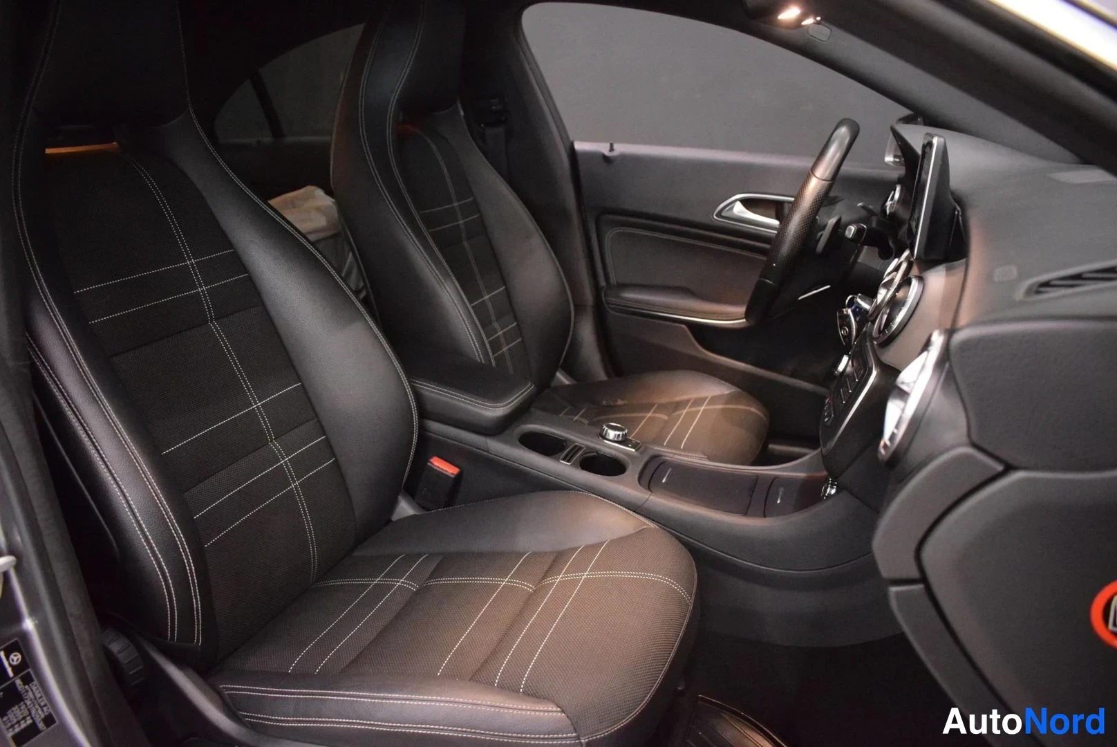 Harmaa Mercedes-Benz CLA 200 2016, ohjaamo, kuva 9